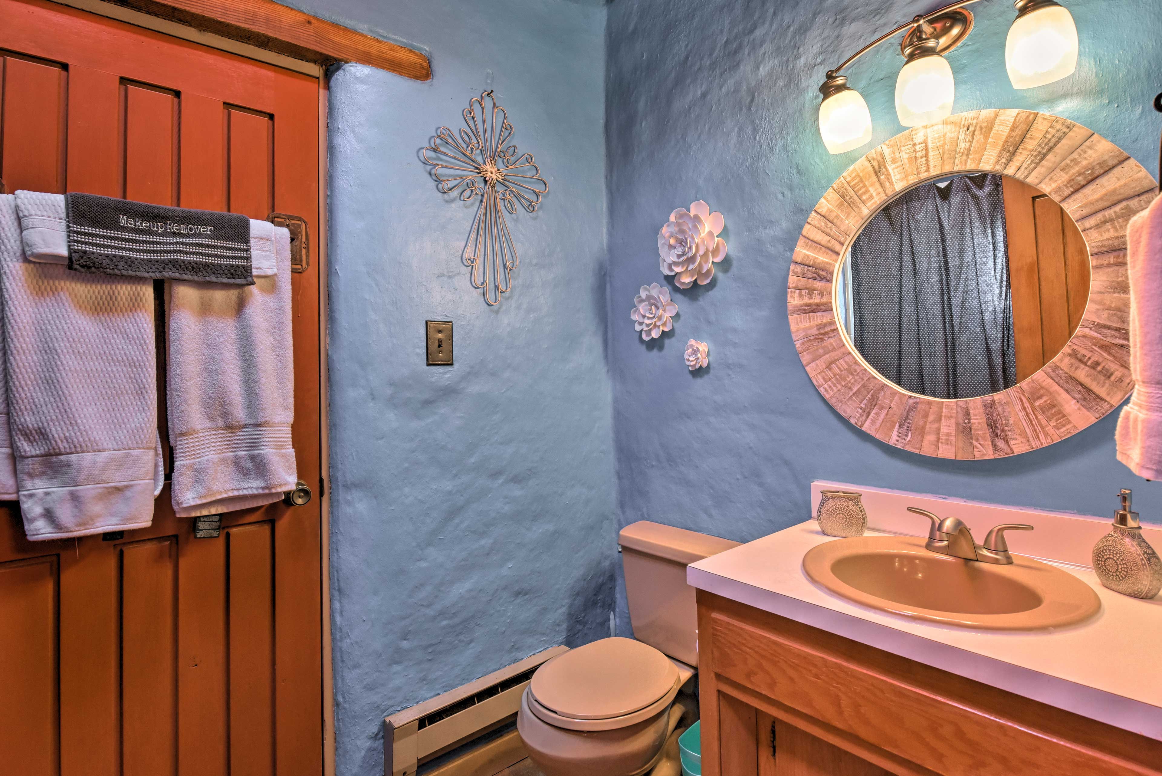 Full Bathroom | Towels Provided