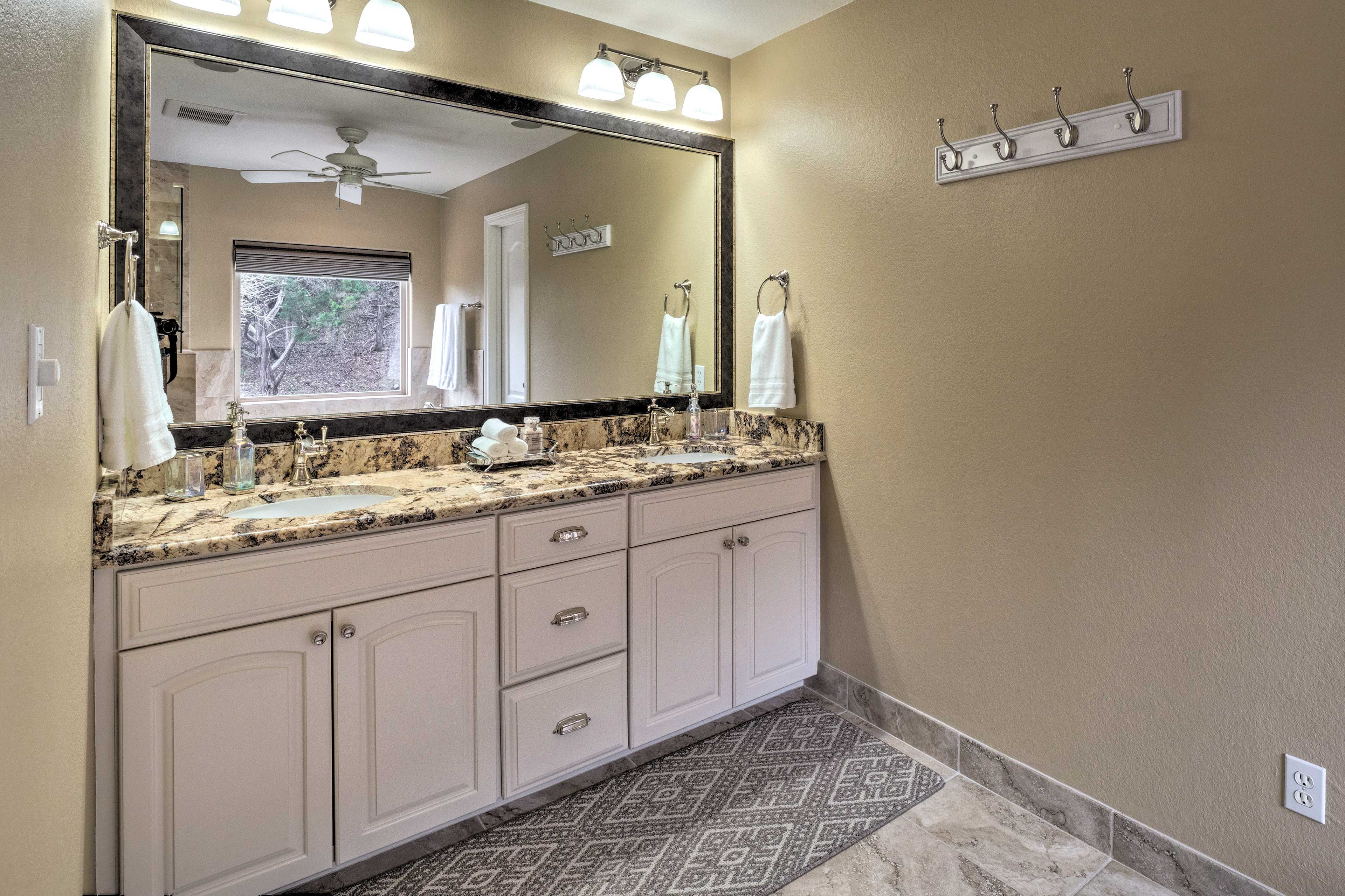 En-Suite Bathroom | Linens & Towels