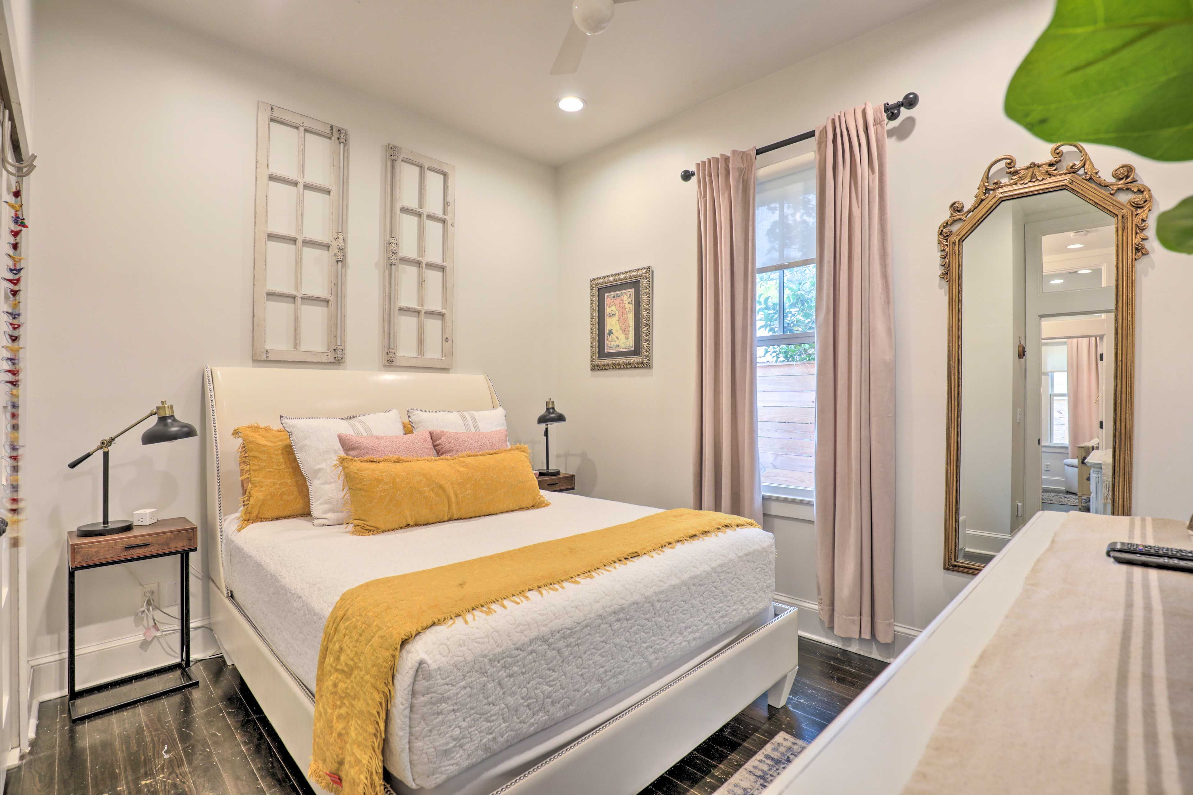 Bedroom 1 | Queen Bed