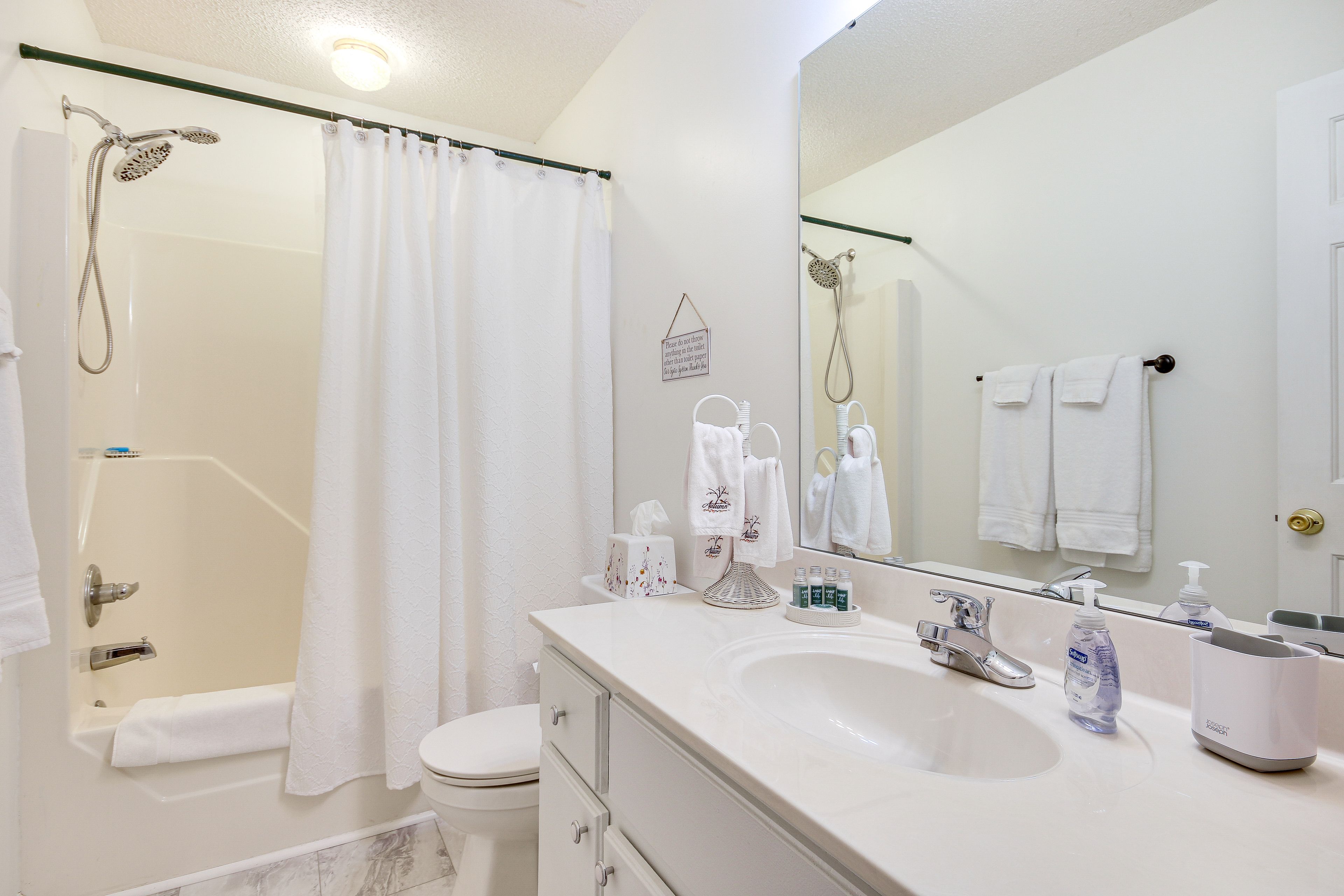 Full Bathroom | Towels Provided