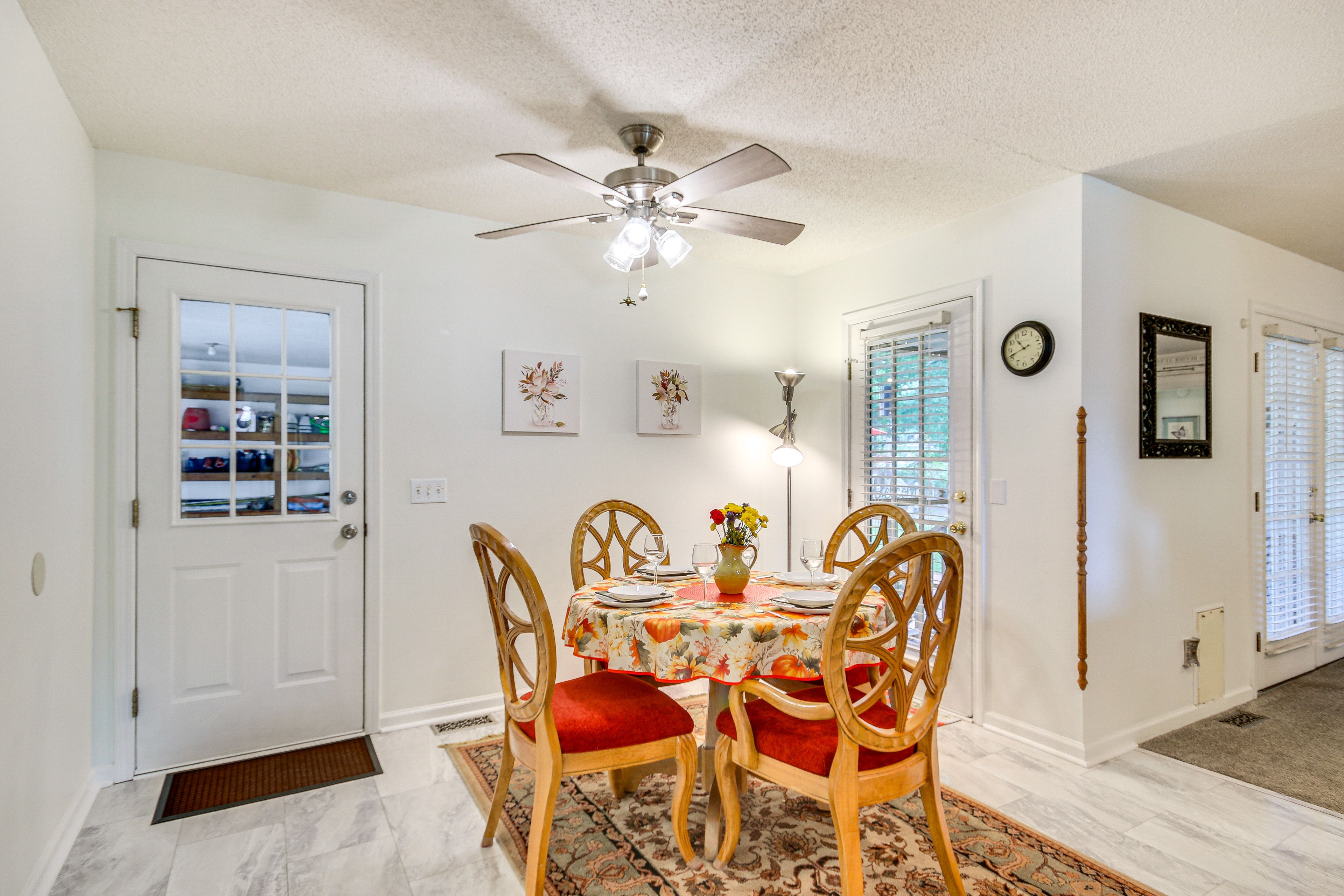 Dining Area | Dishware & Flatware Provided