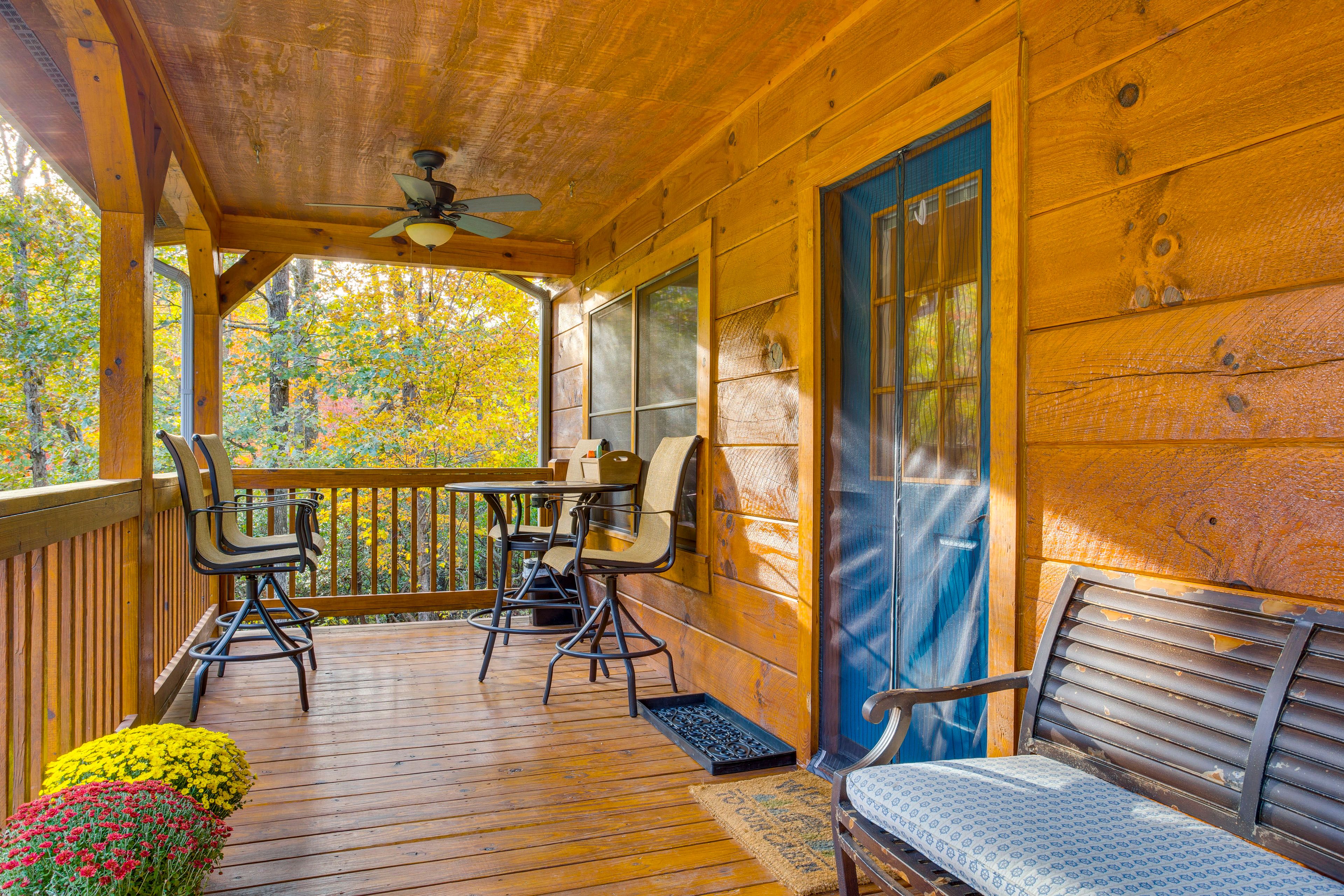 Furnished Deck w/ Ceiling Fan