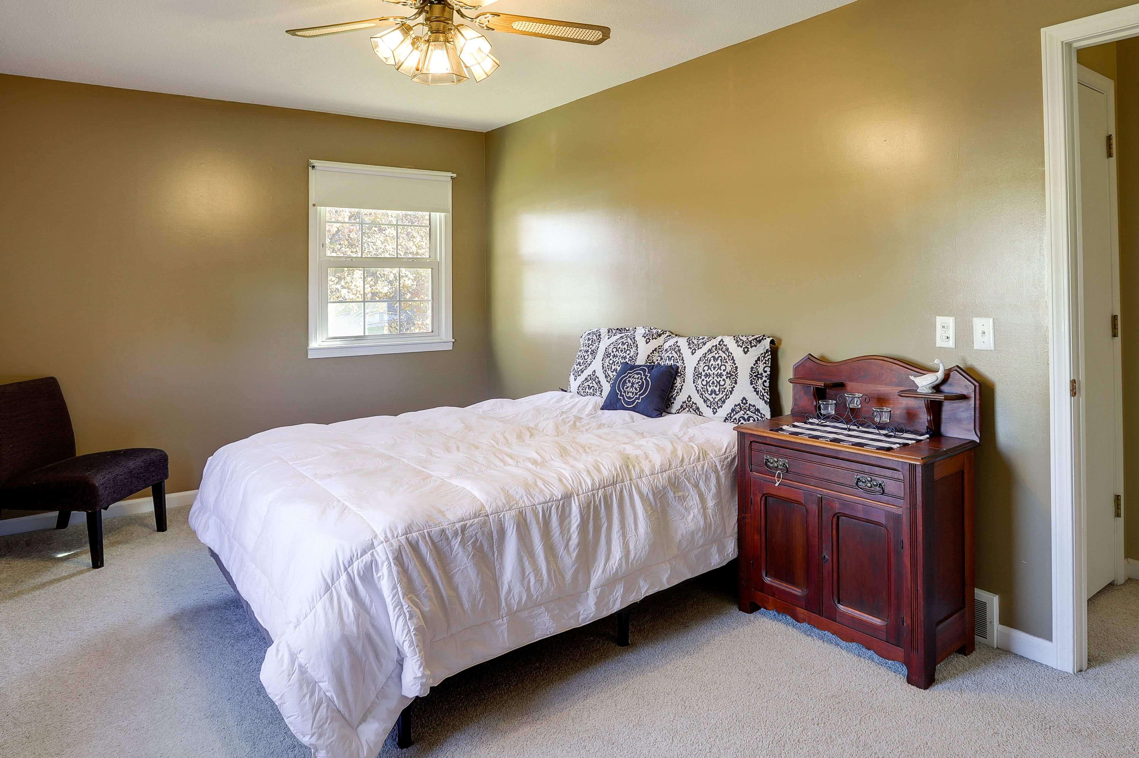 Bedroom 2 | Queen Bed