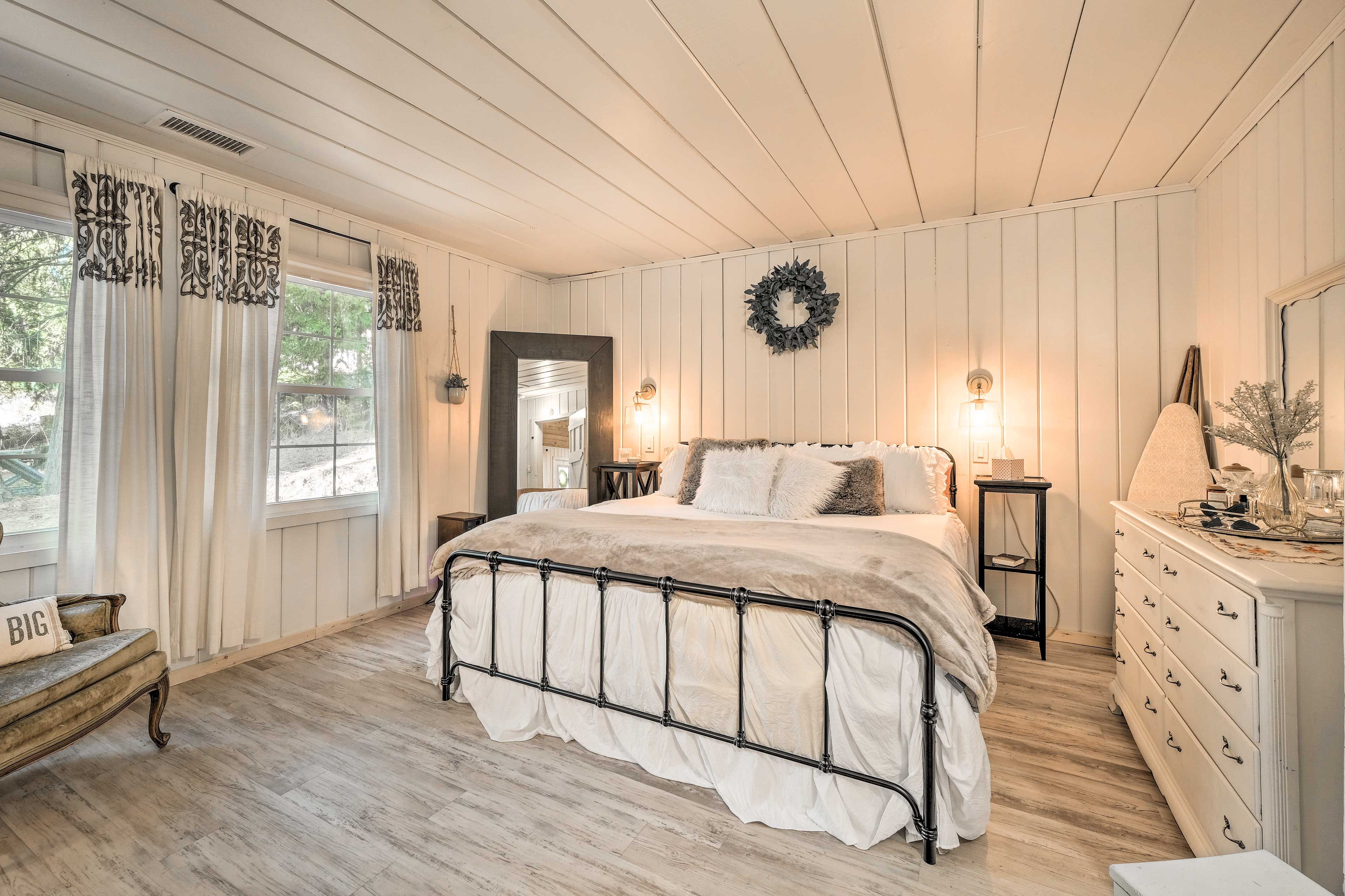 Main Suite | California King Bed | Linens Provided