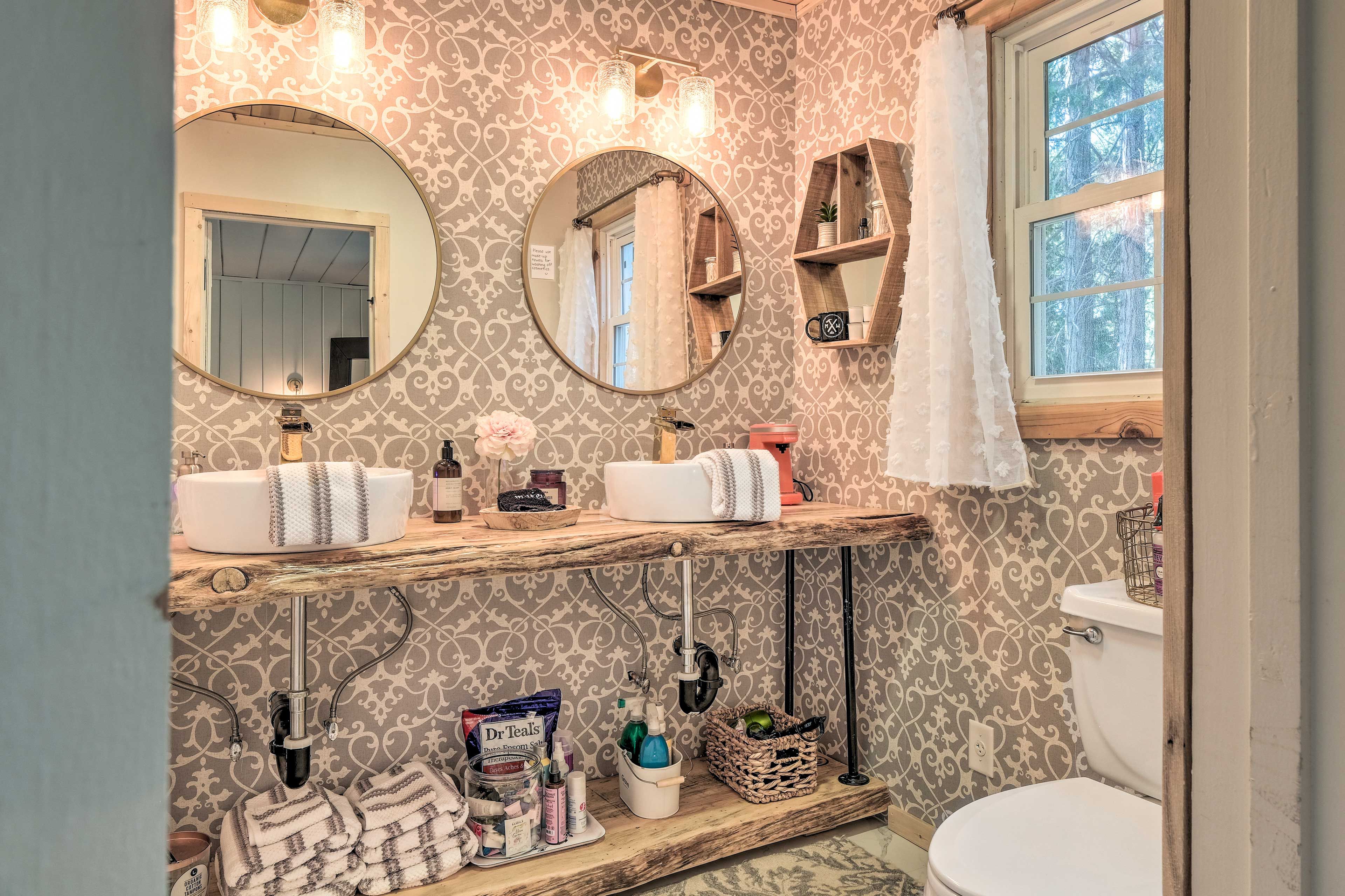En-Suite Bathroom | Towels Provided | Complimentary Toiletries