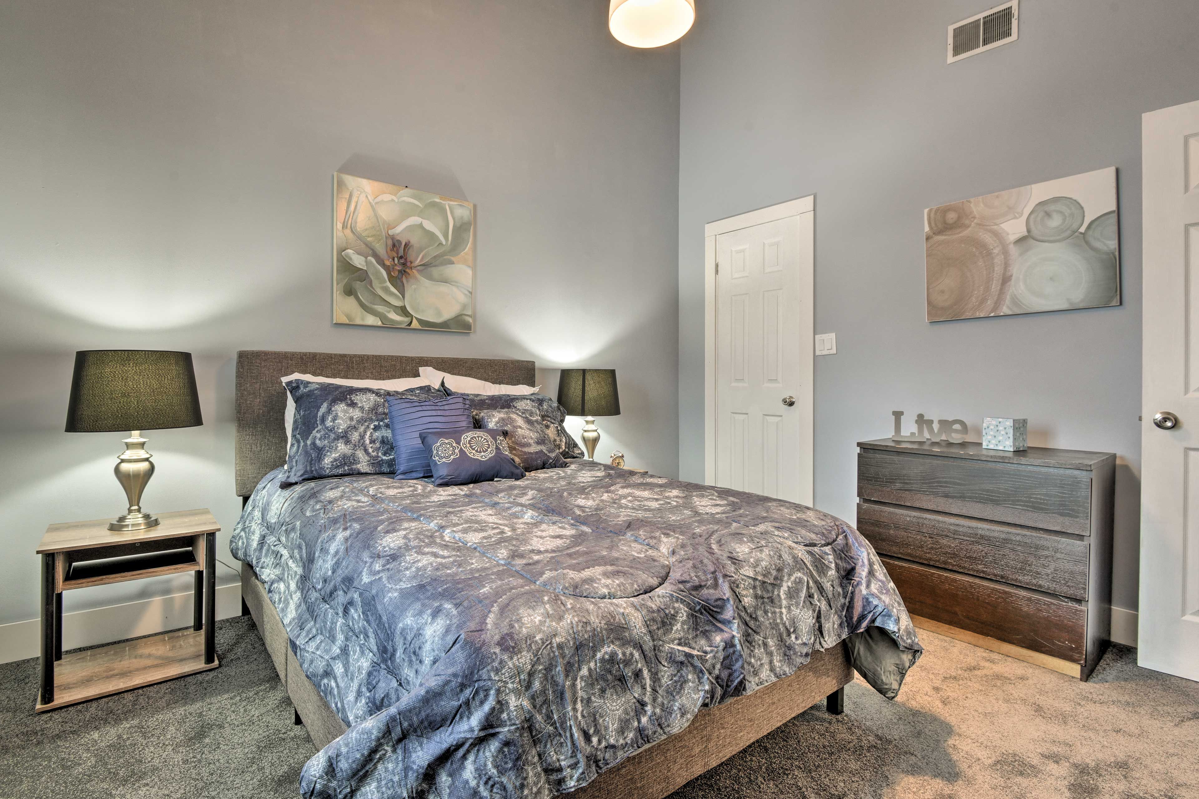 Bedroom 1 | Queen Bed