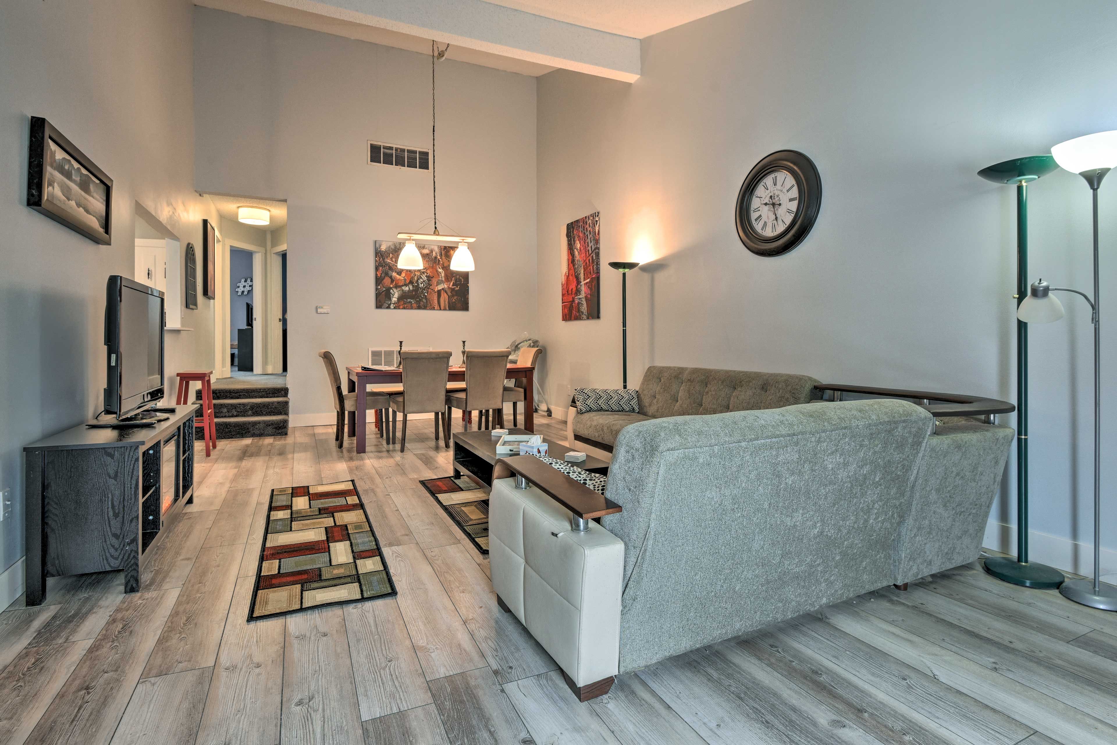 Living Room | Free WiFi | Cable TV | Queen Sleeper Sofa | Twin Sleeper Sofa