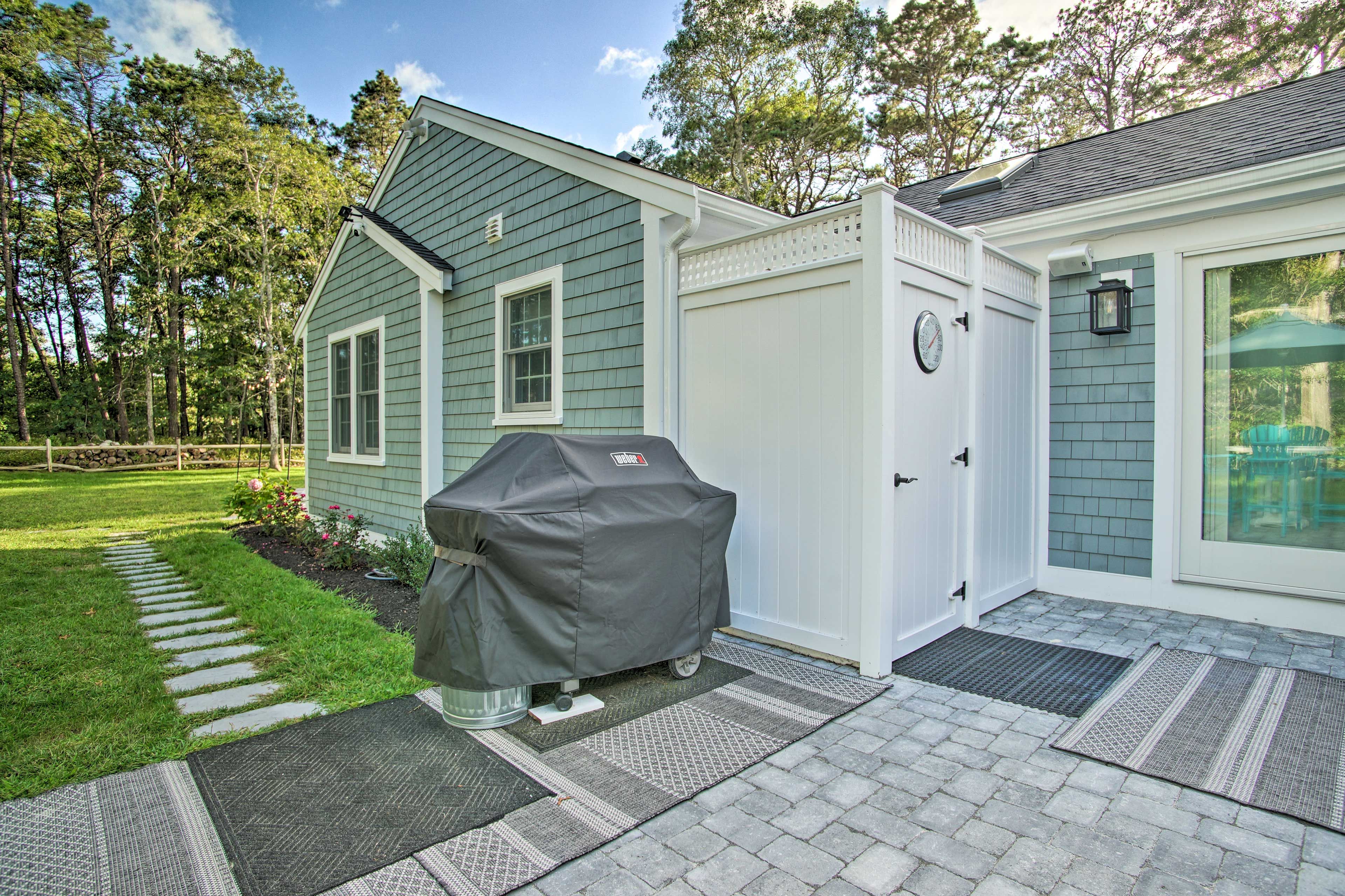 Exterior Space | Dining Set | Gas Grill | Patio