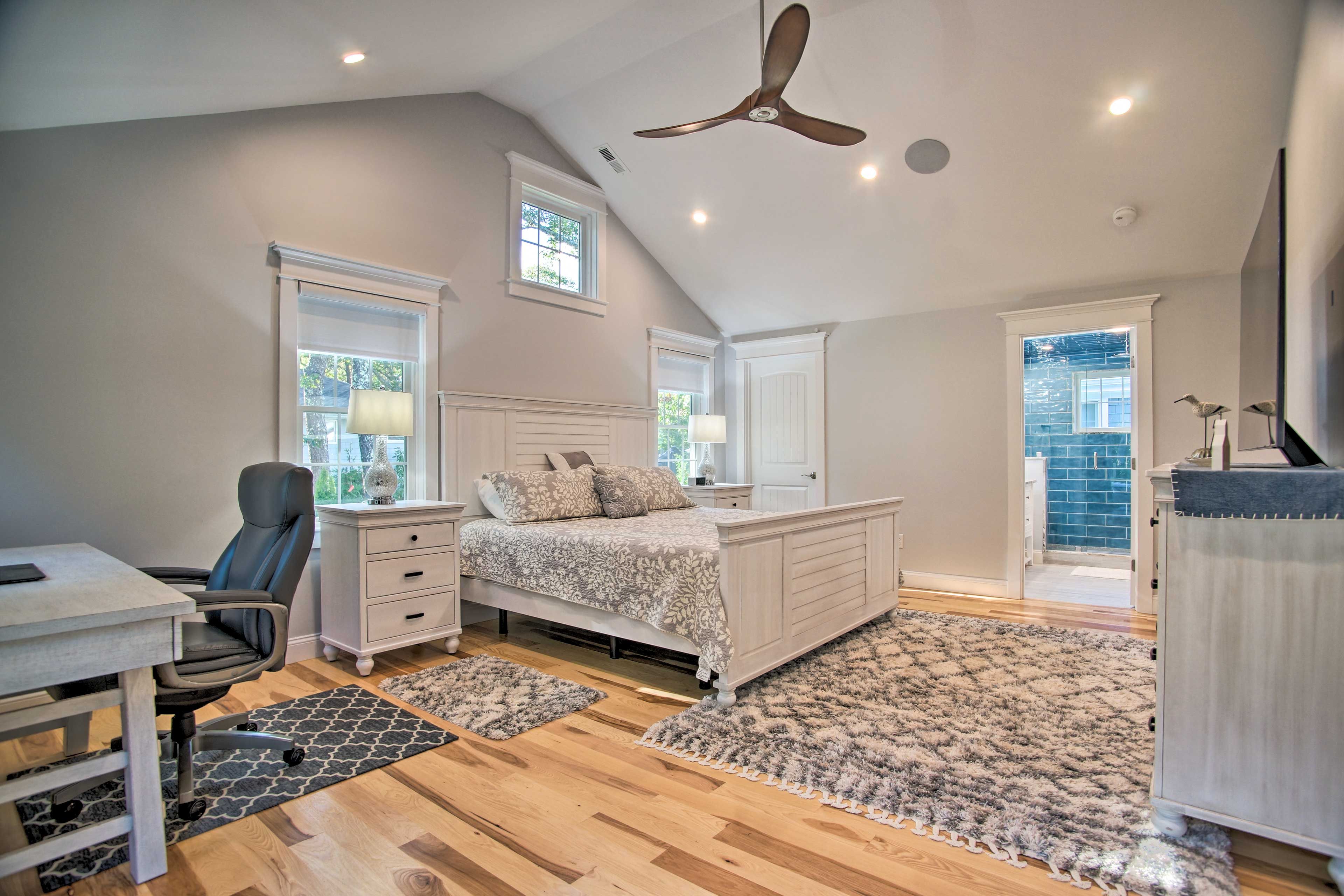 Bedroom 1 | King Bed