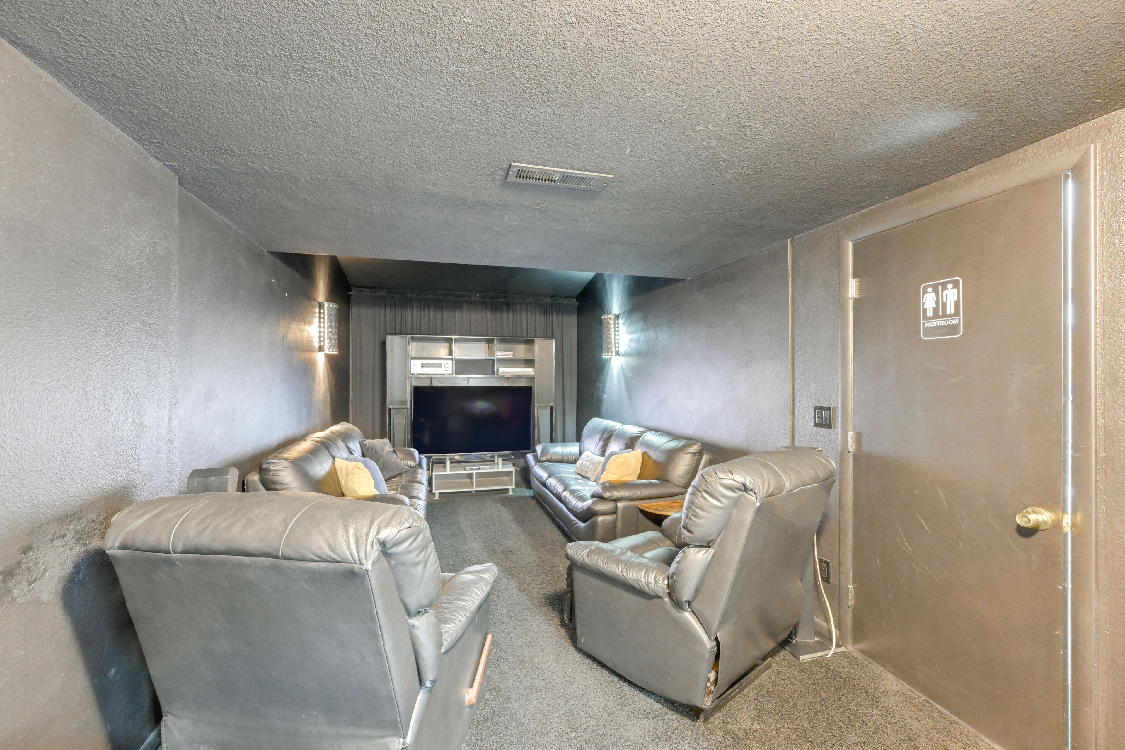 Entertainment Room | 1st Floor | Cable TV
