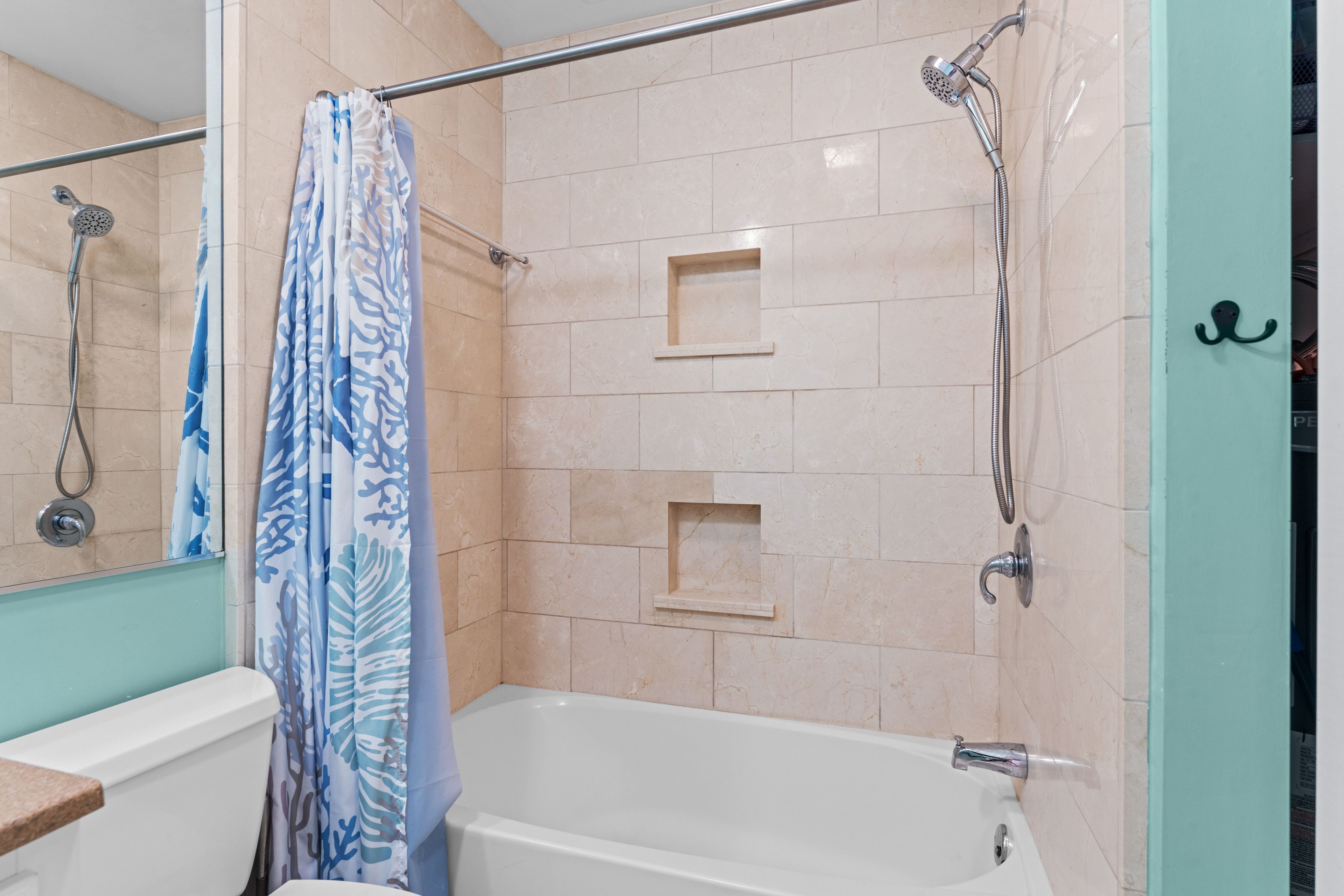 Full Bathroom | Toiletries & Towels Provided