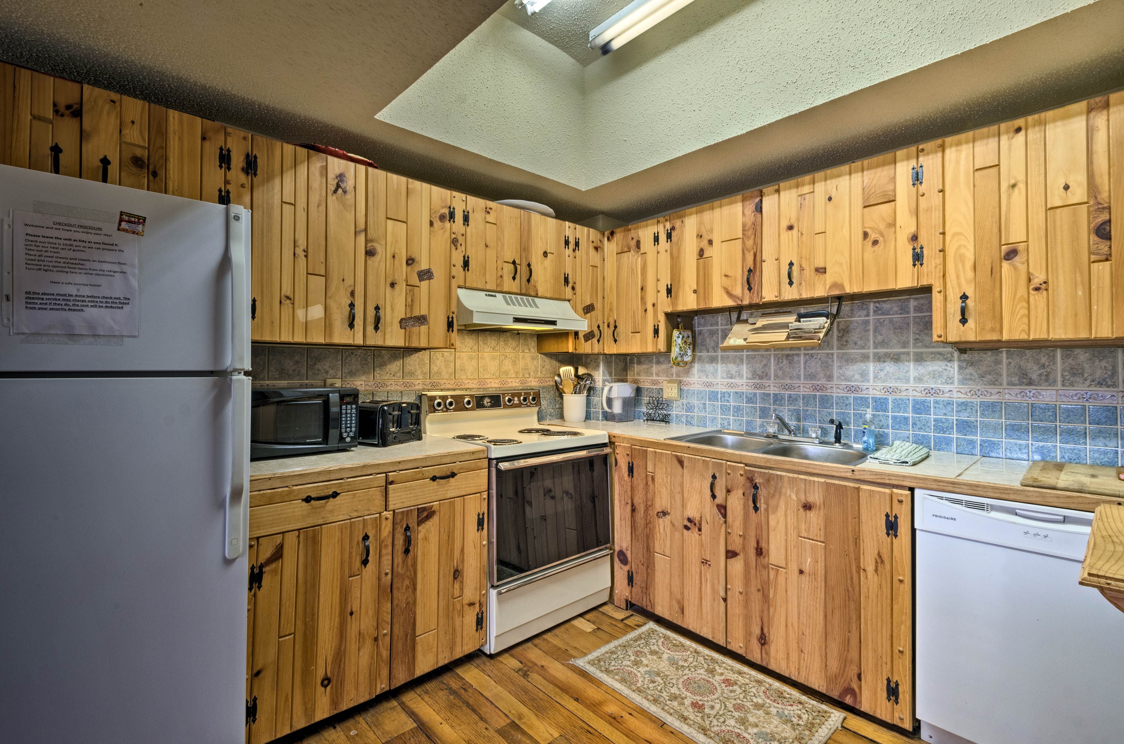 There's plenty of cabinetry to store your dry goods in!