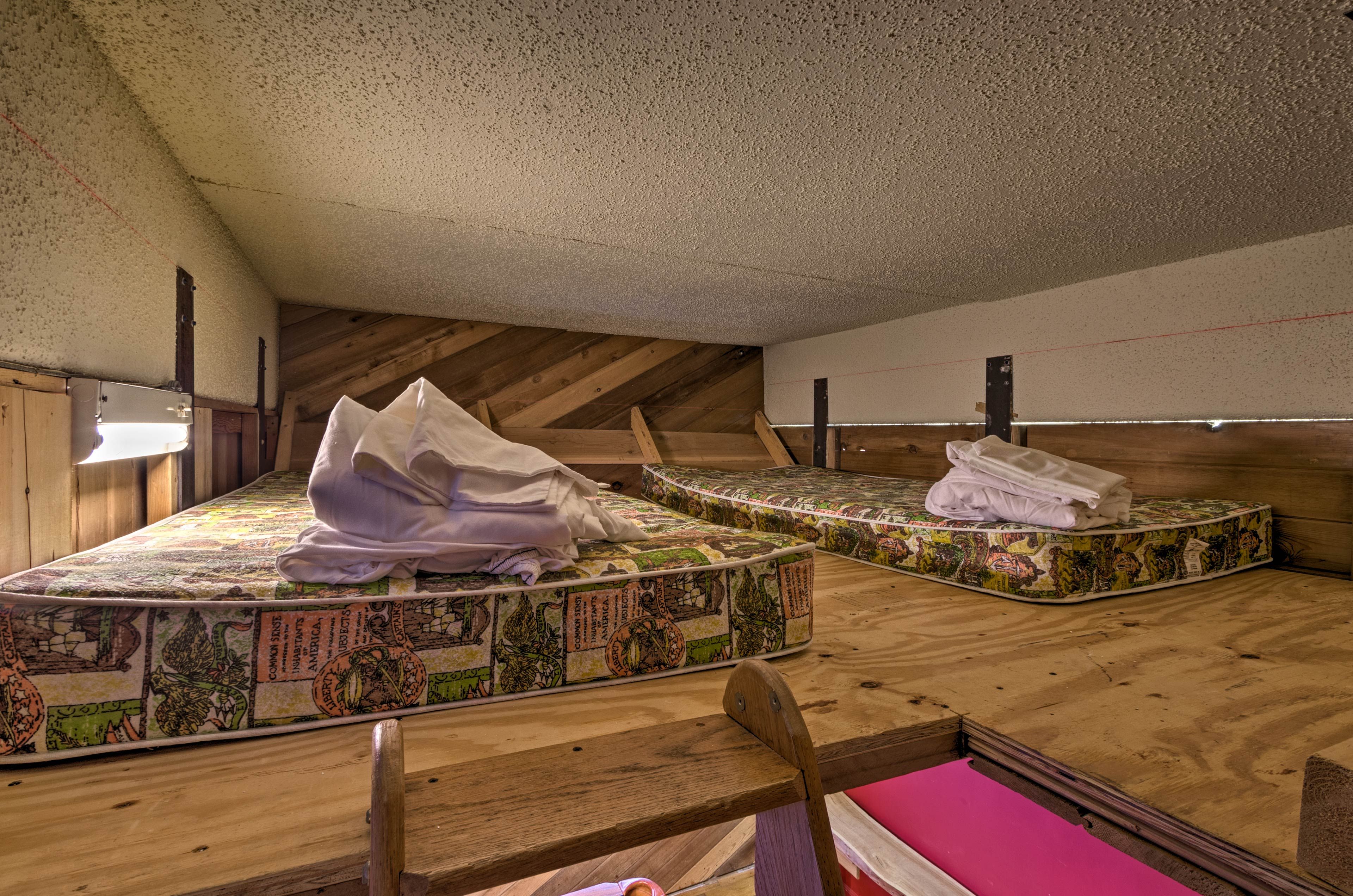 The loft with 2 twin beds is perfect for children.