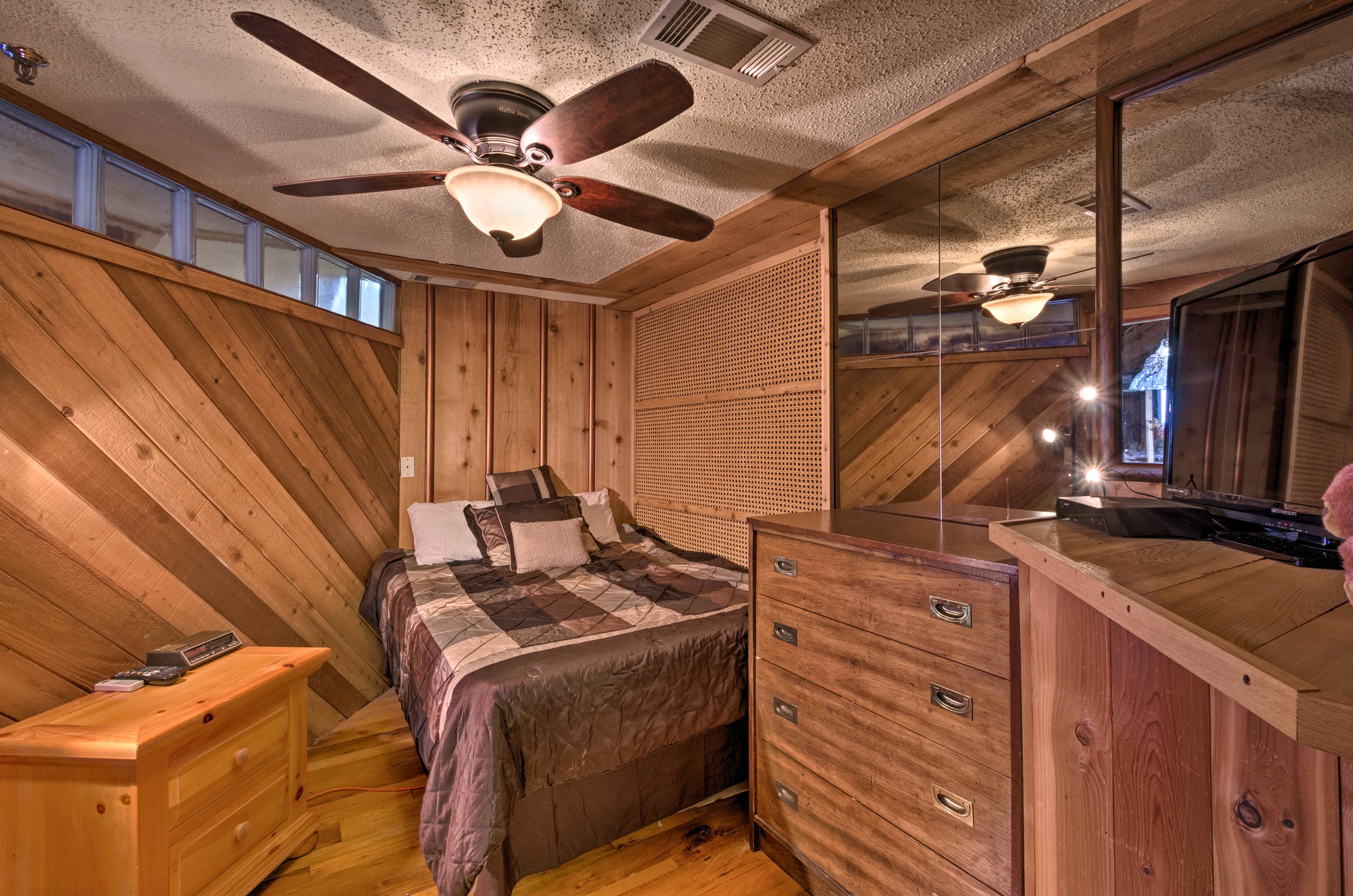 The bedroom features a queen bed for 2 and a flat-screen cable TV.