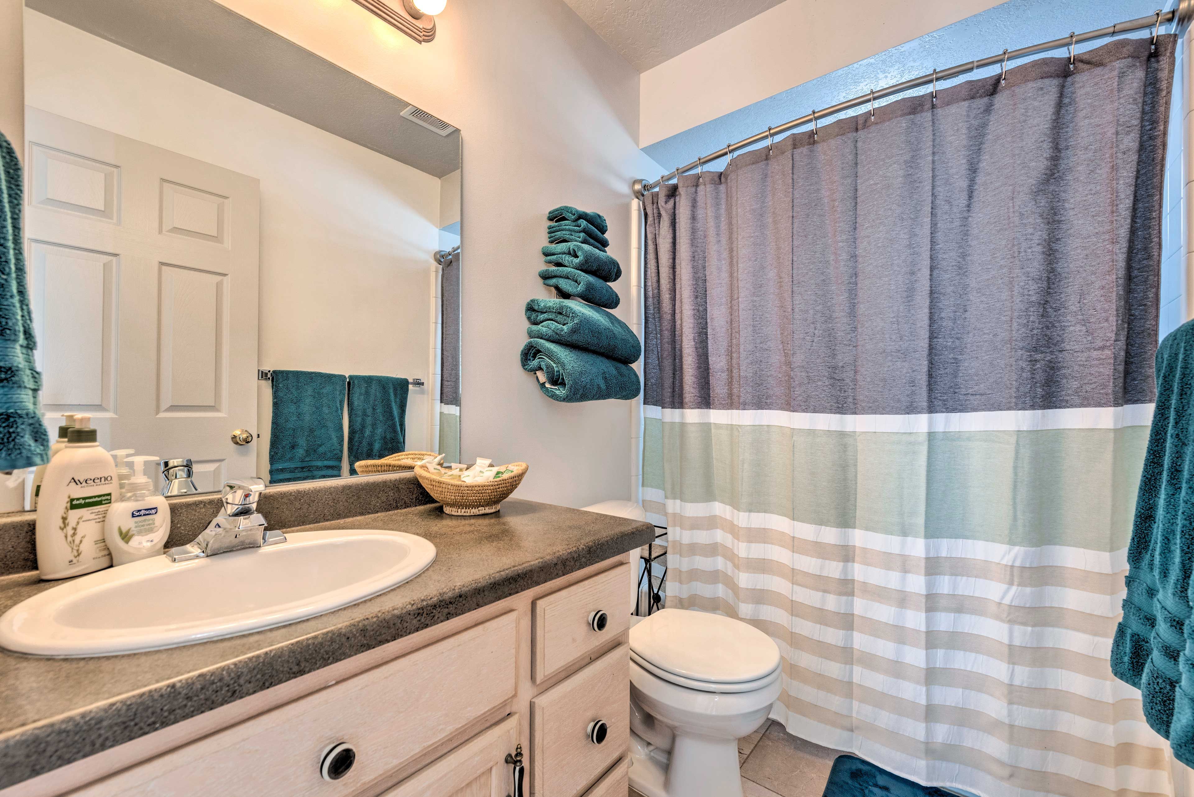 Full Bathroom | 2nd Floor | Towels Provided