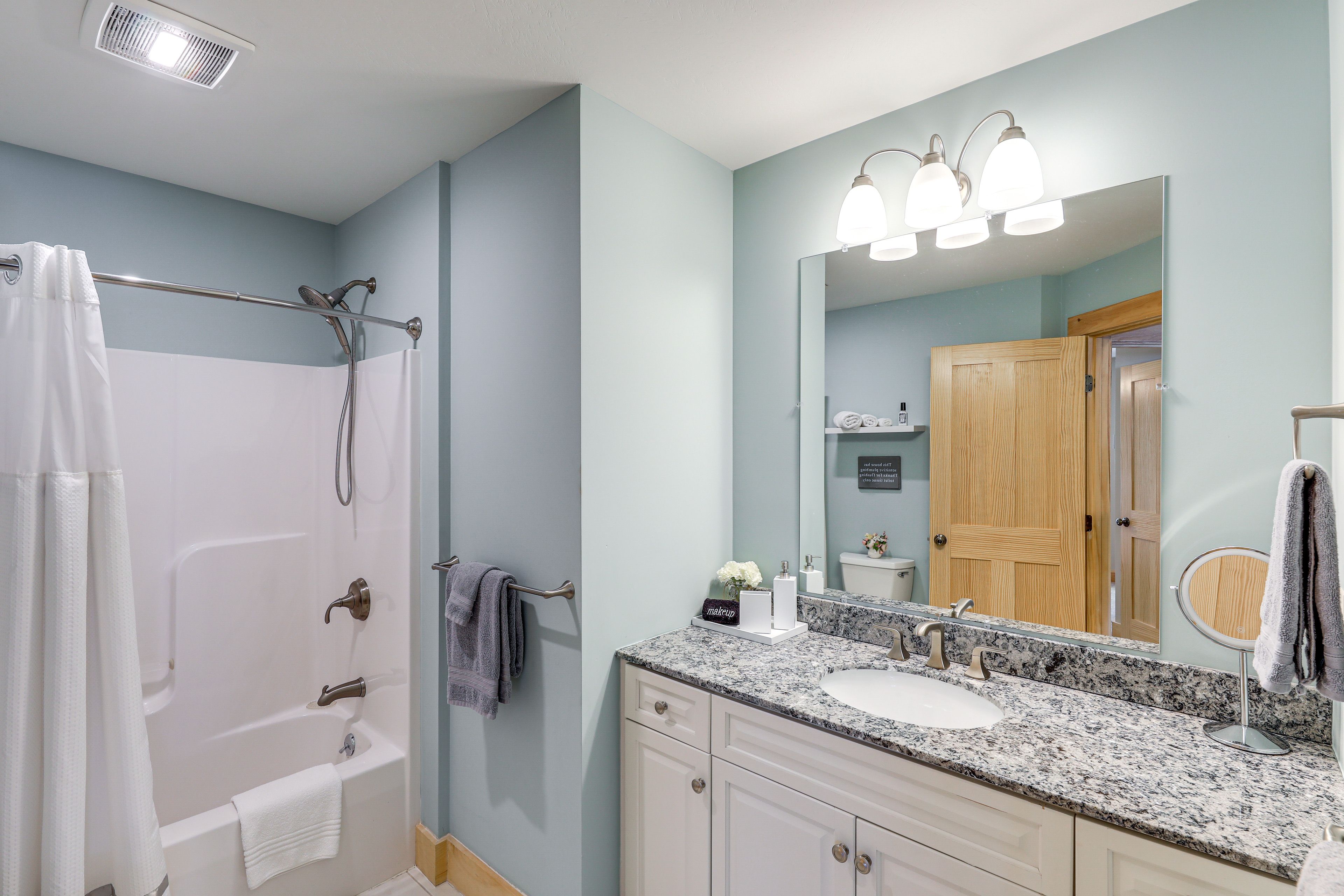 Full Bathroom | Complimentary Toiletries
