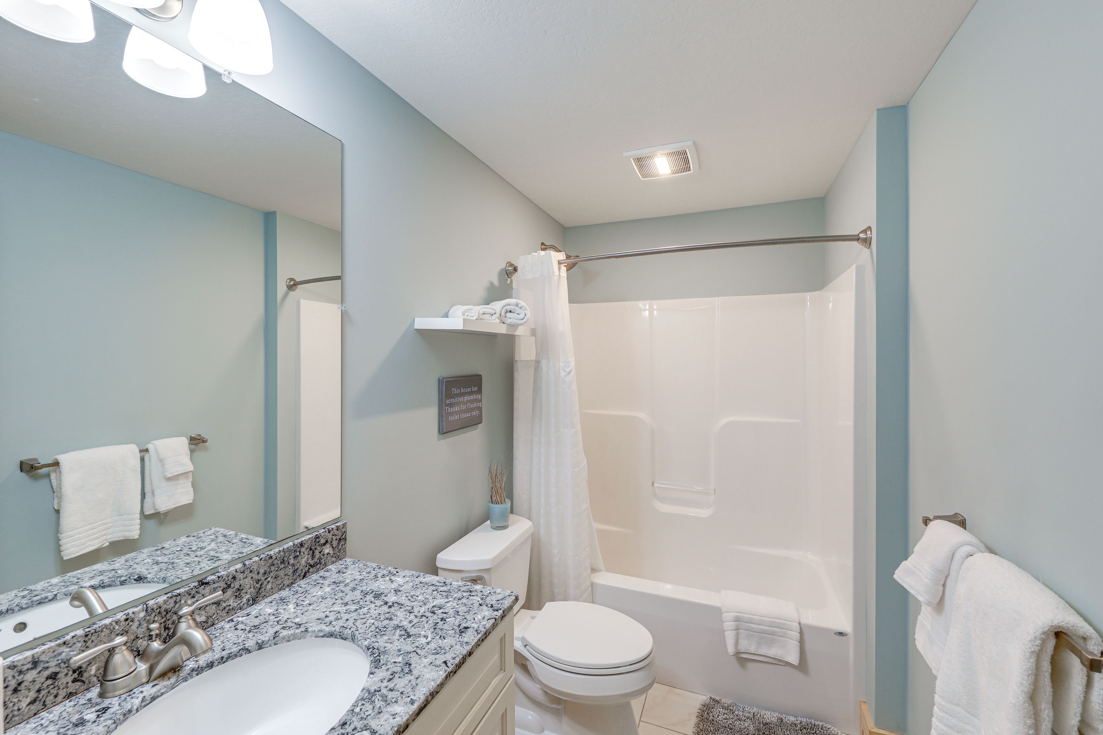 Full Bathroom | Towels Provided