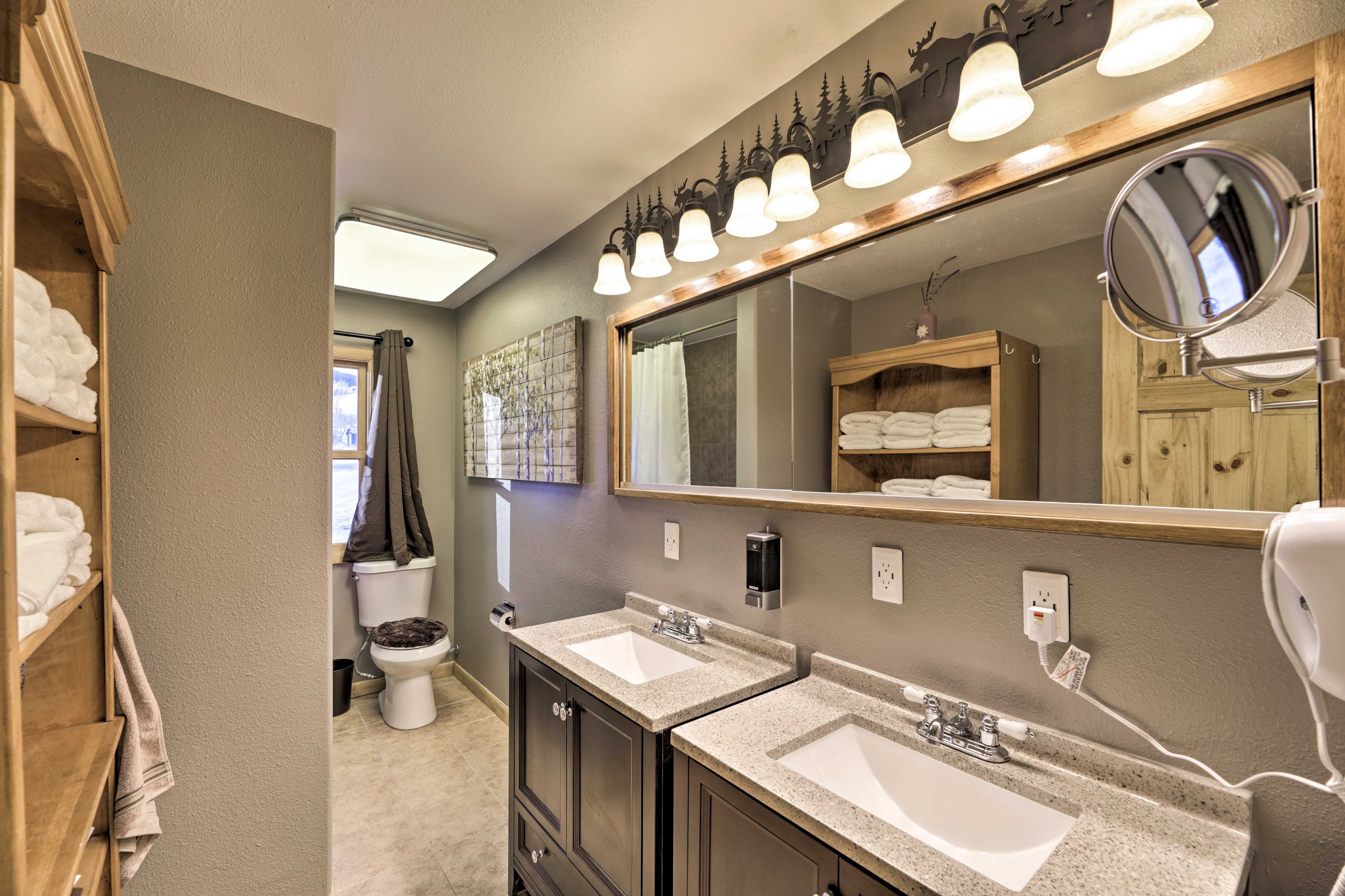 Full Bathroom | Complimentary Toiletries | Hair Dryer