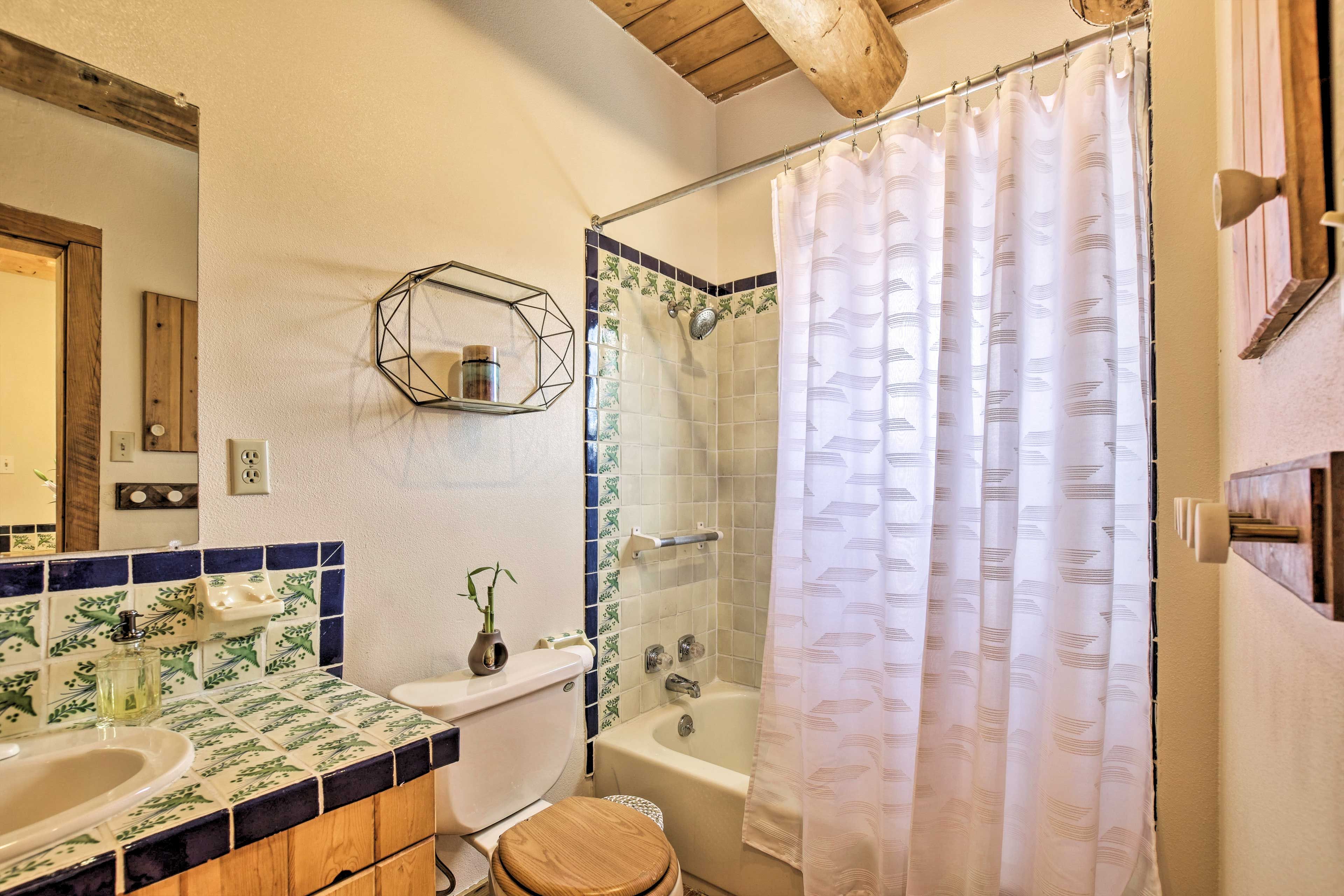 Rinse off in the shower/tub combo of this full bathroom.