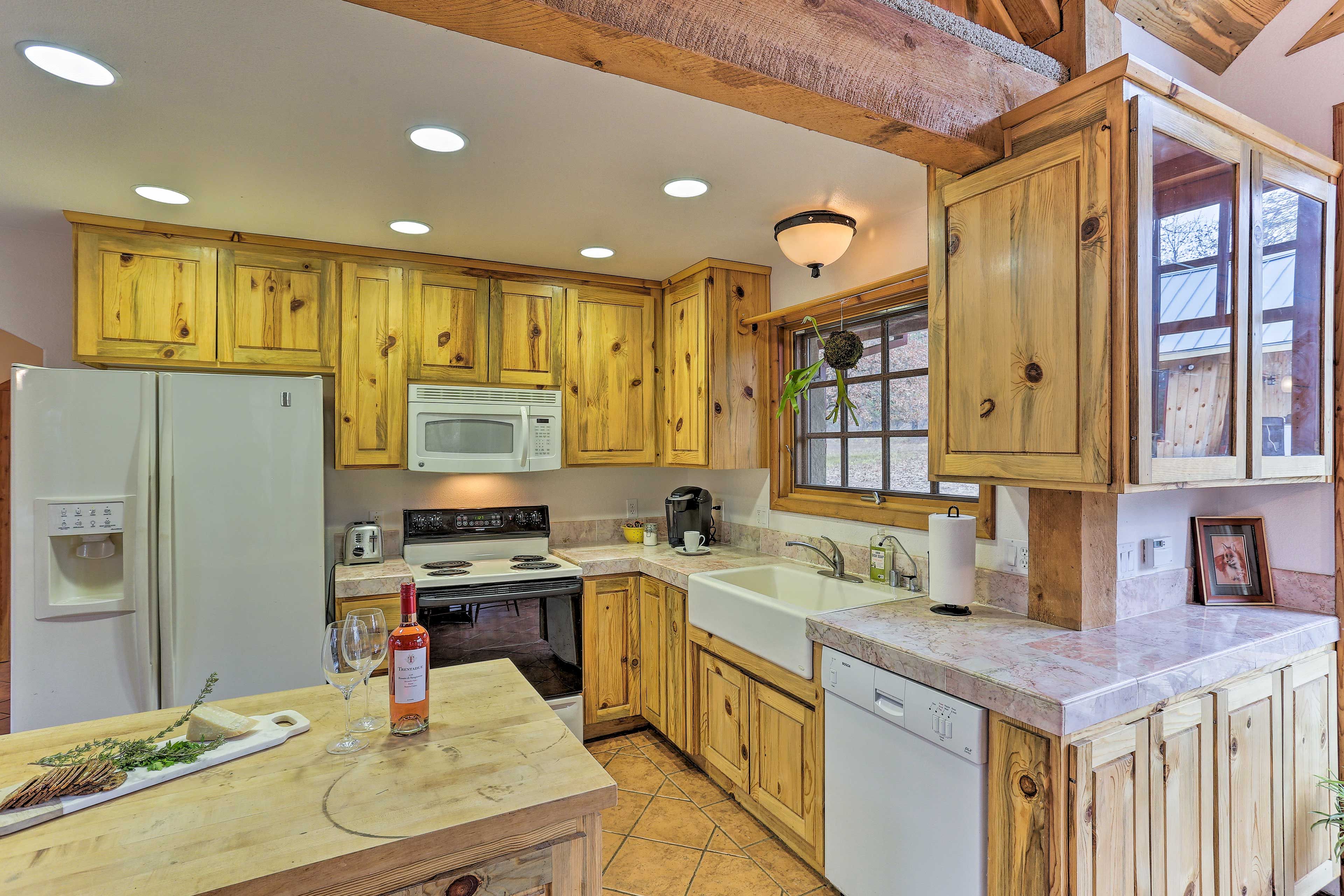 Prepare tasty meals & snacks in the fully equipped kitchen.