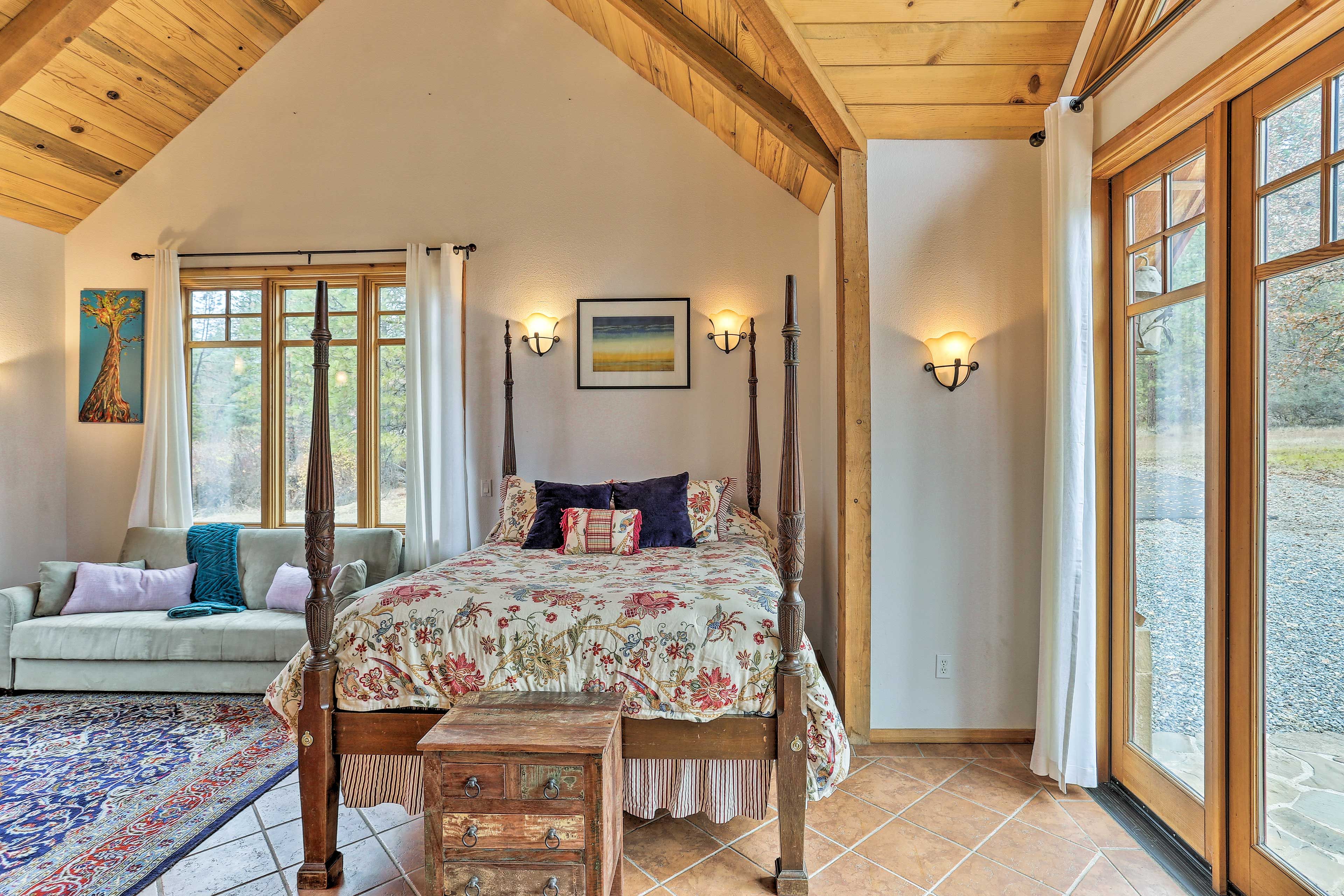 Sleep soundly in this queen bed boasting gorgeous bed posts.