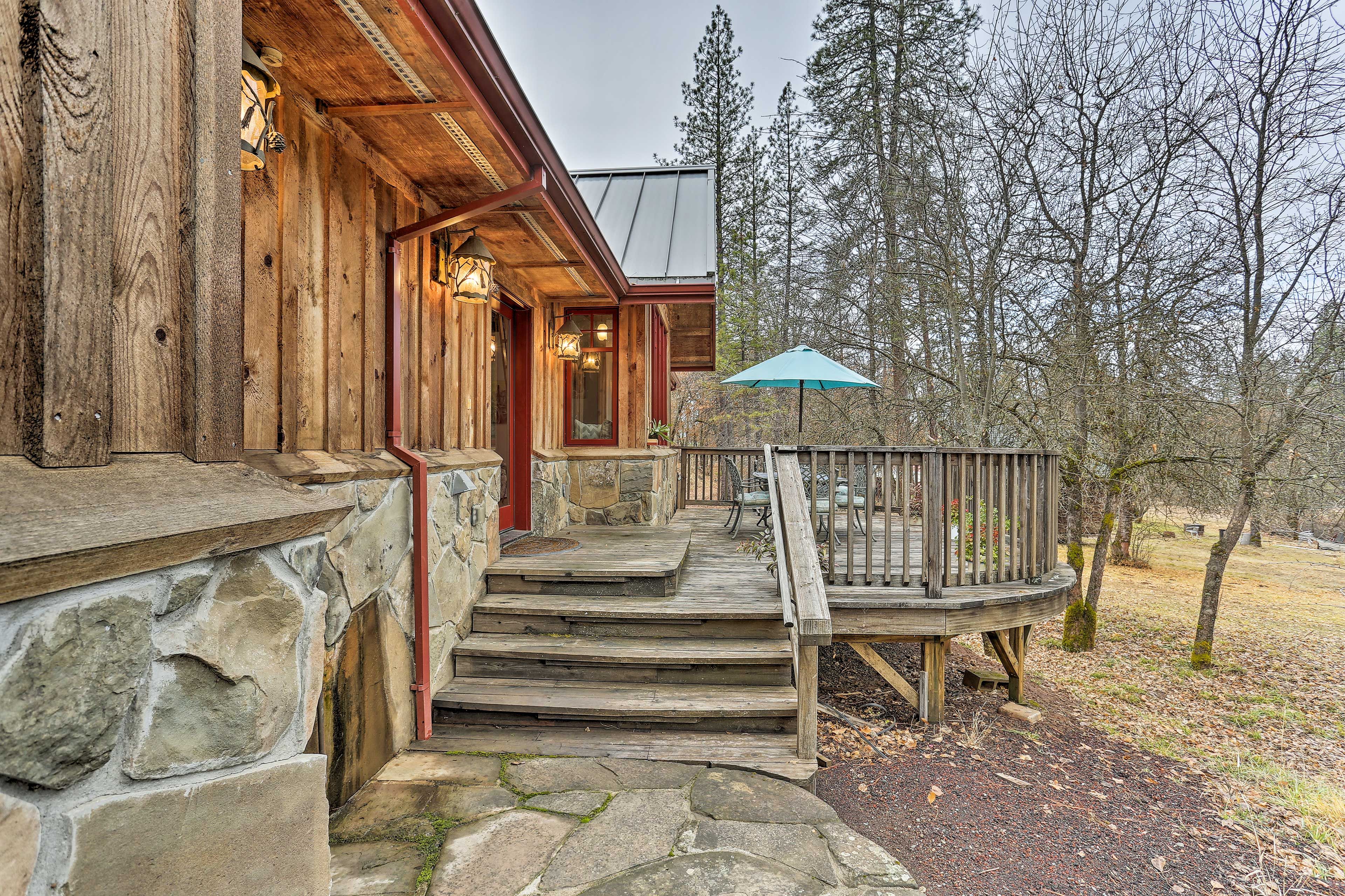 Flagstone sections of the cabin's exterior enhance its look.