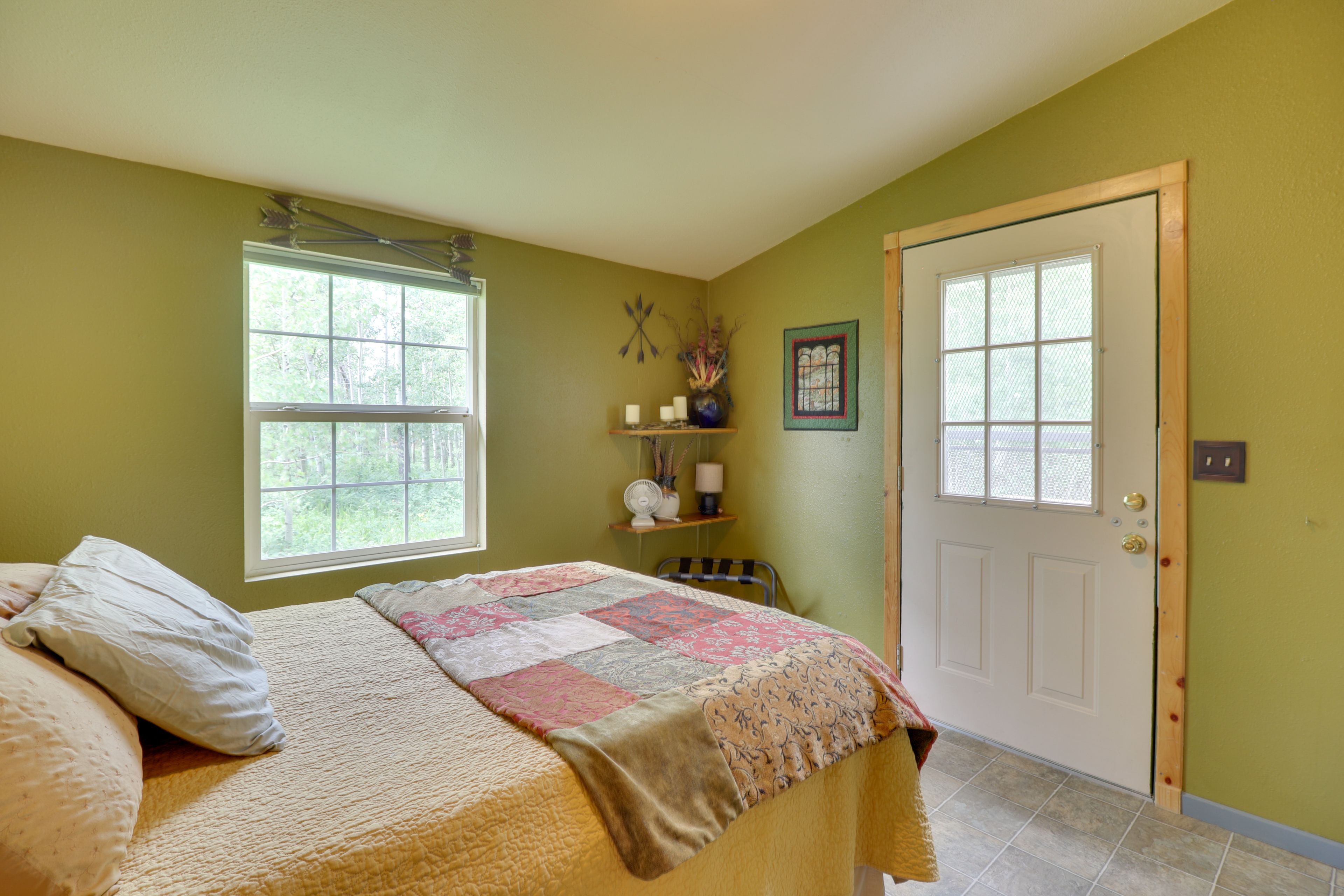 Bedroom 1 | Queen Bed