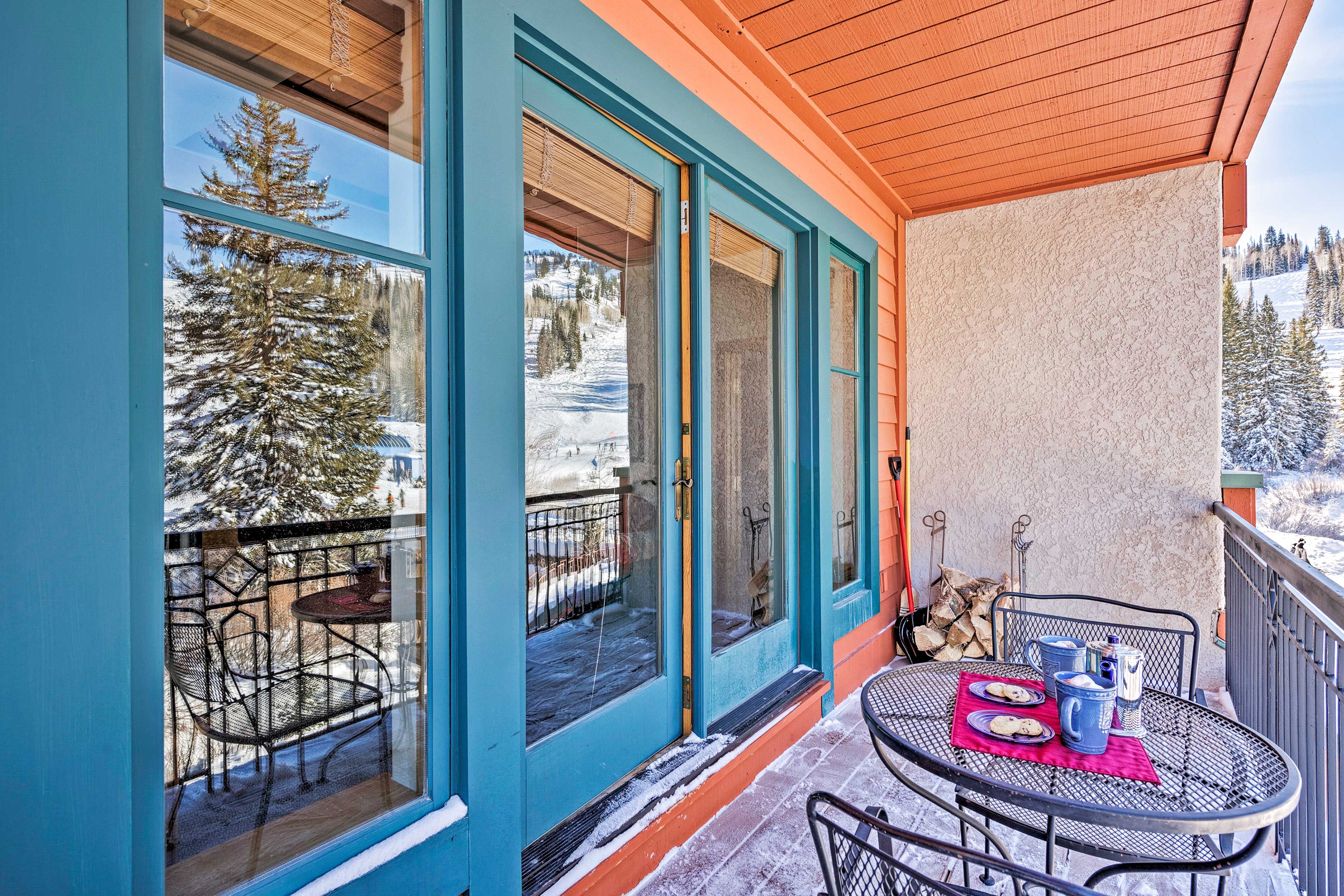 Private Balcony | Outdoor Dining Table