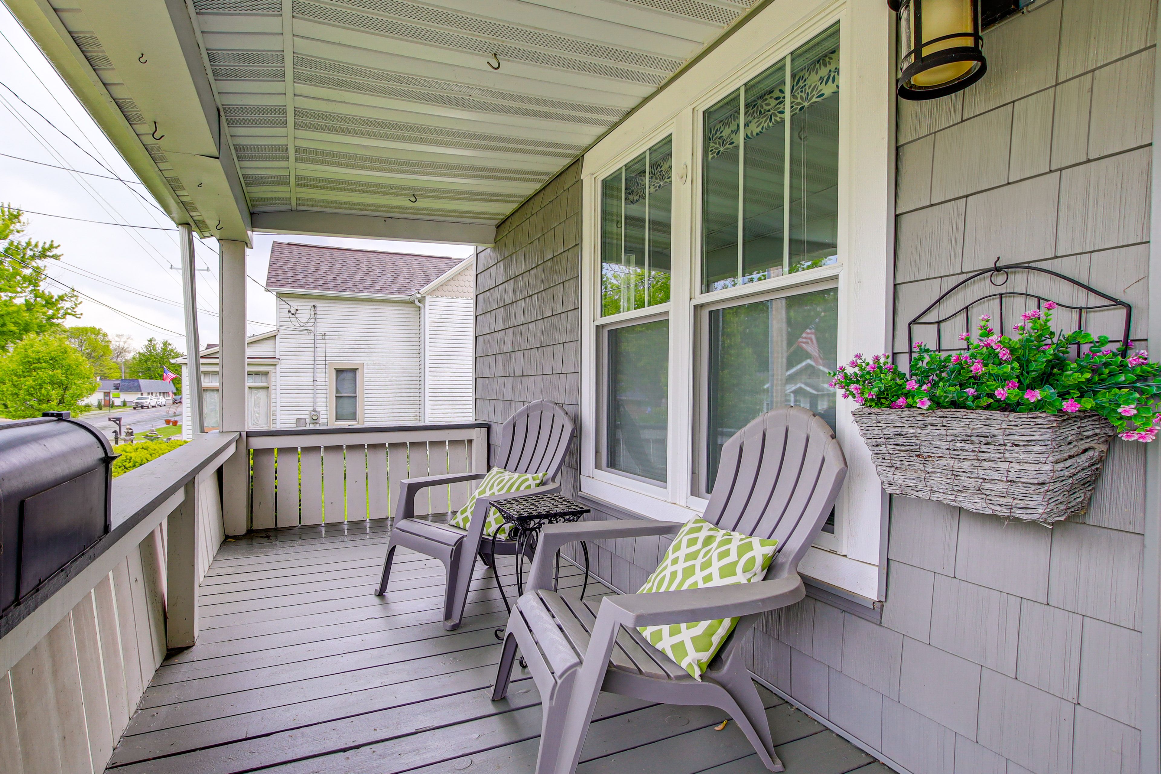 Front Porch w/ Seating