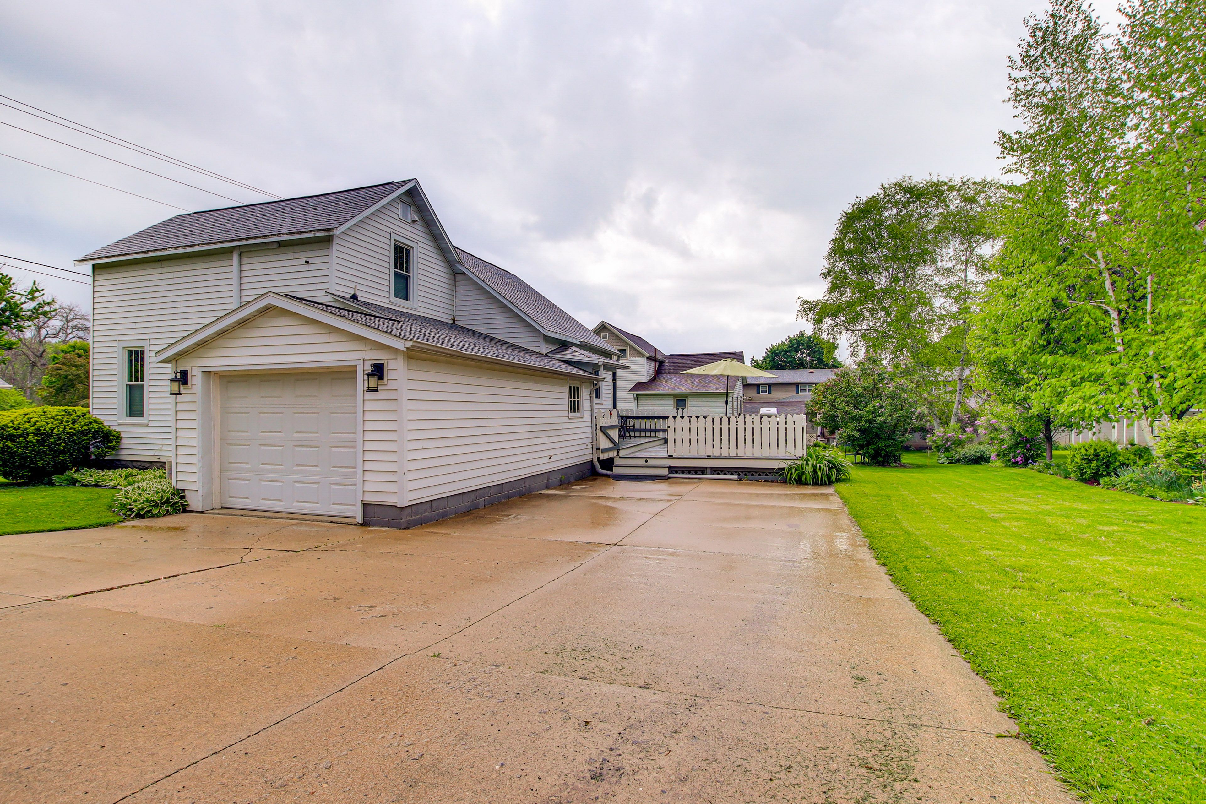 Parking | Driveway (5 Vehicles) | Garage (1 Vehicle)