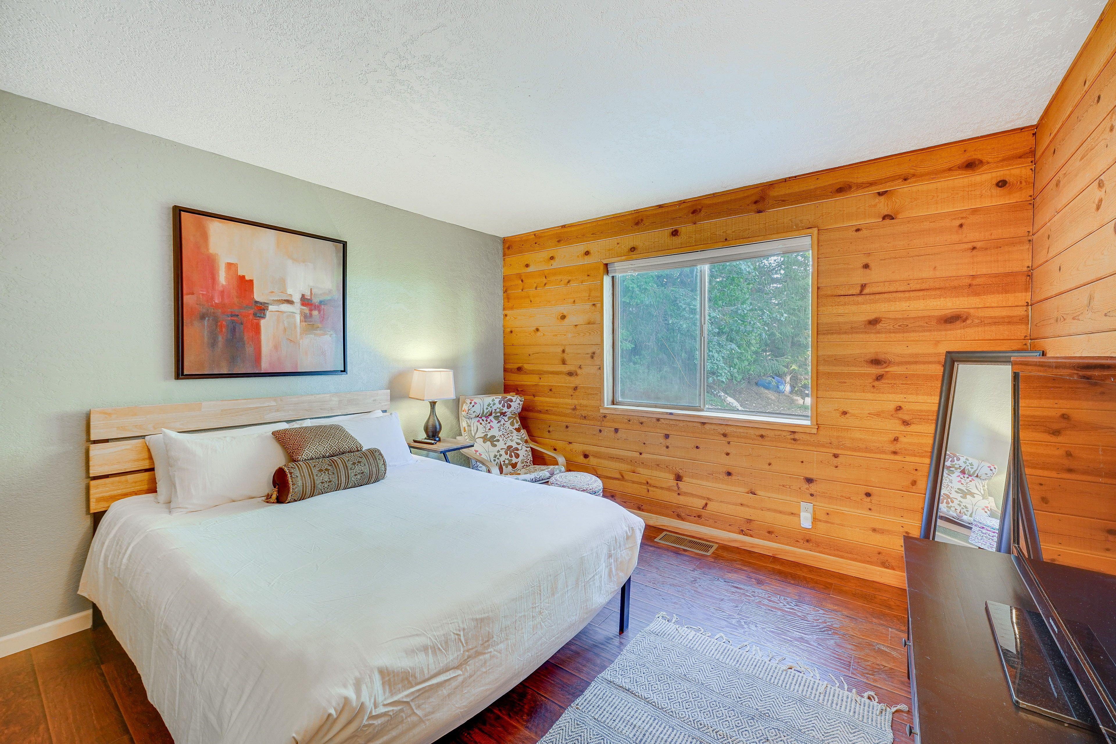 Bedroom 1 | Queen Bed | Smart TV