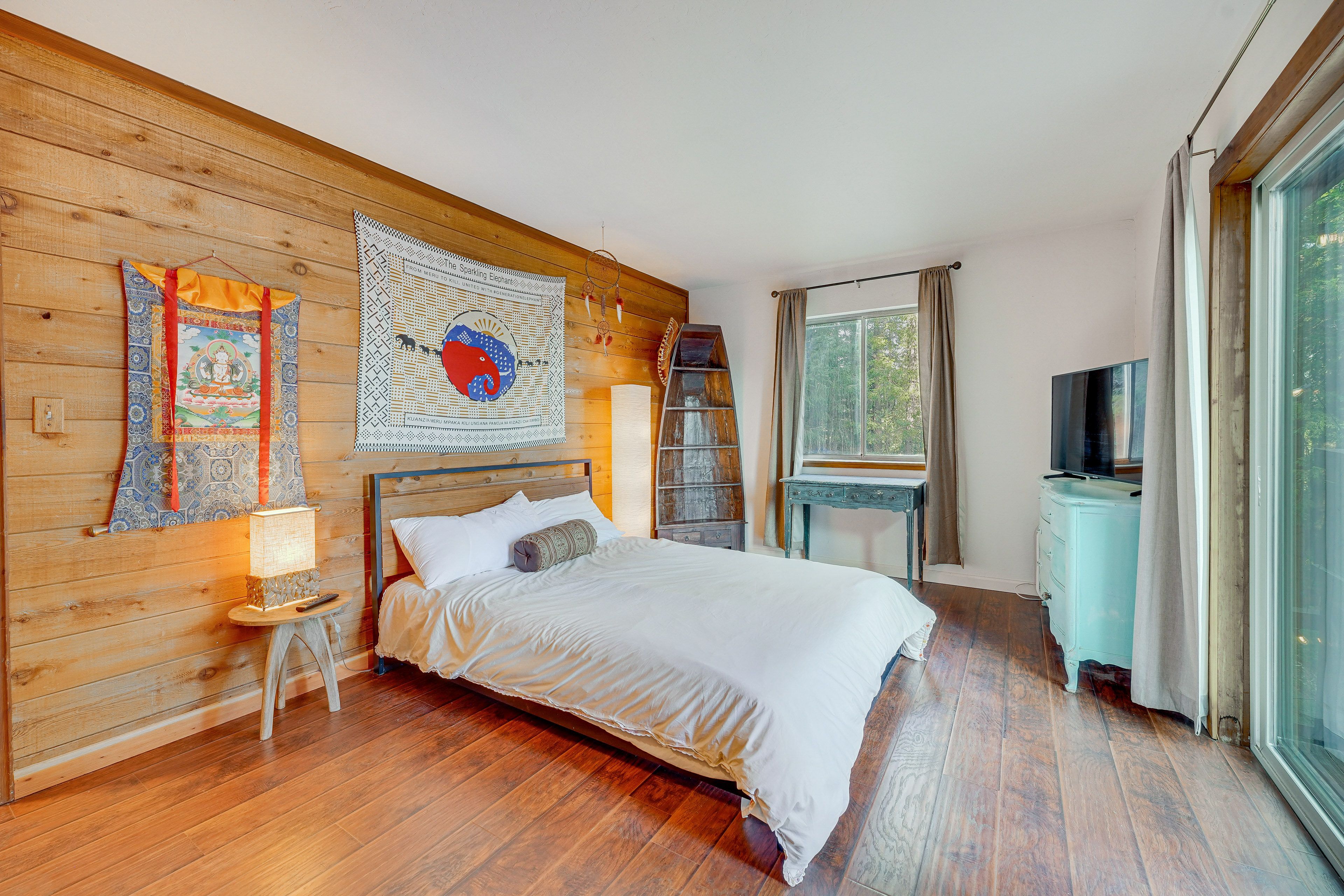 Bedroom 2 | Queen Bed | Smart TV | Linens Provided