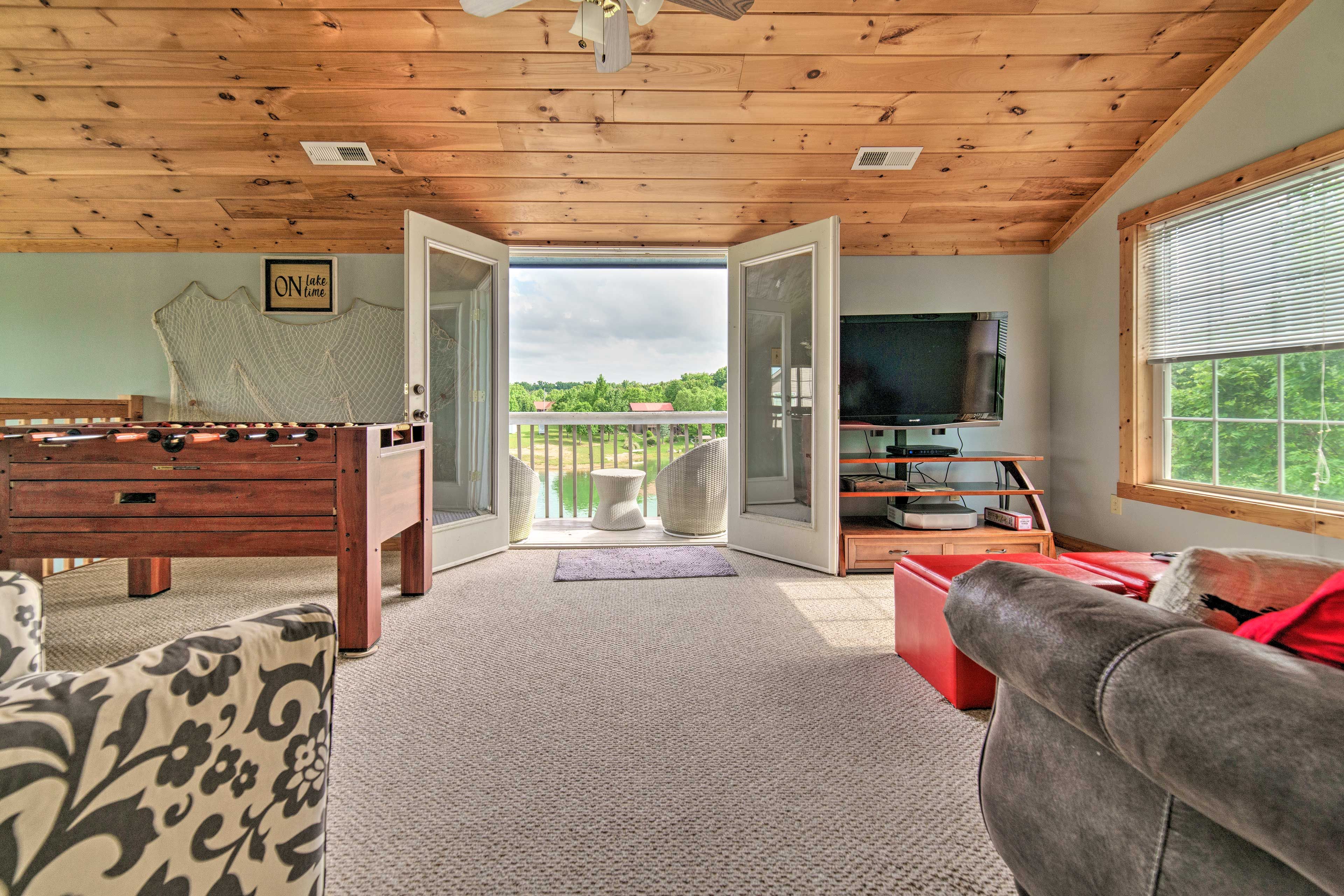 Loft | Foosball Table | Wireless Internet | Expansive Lake Views