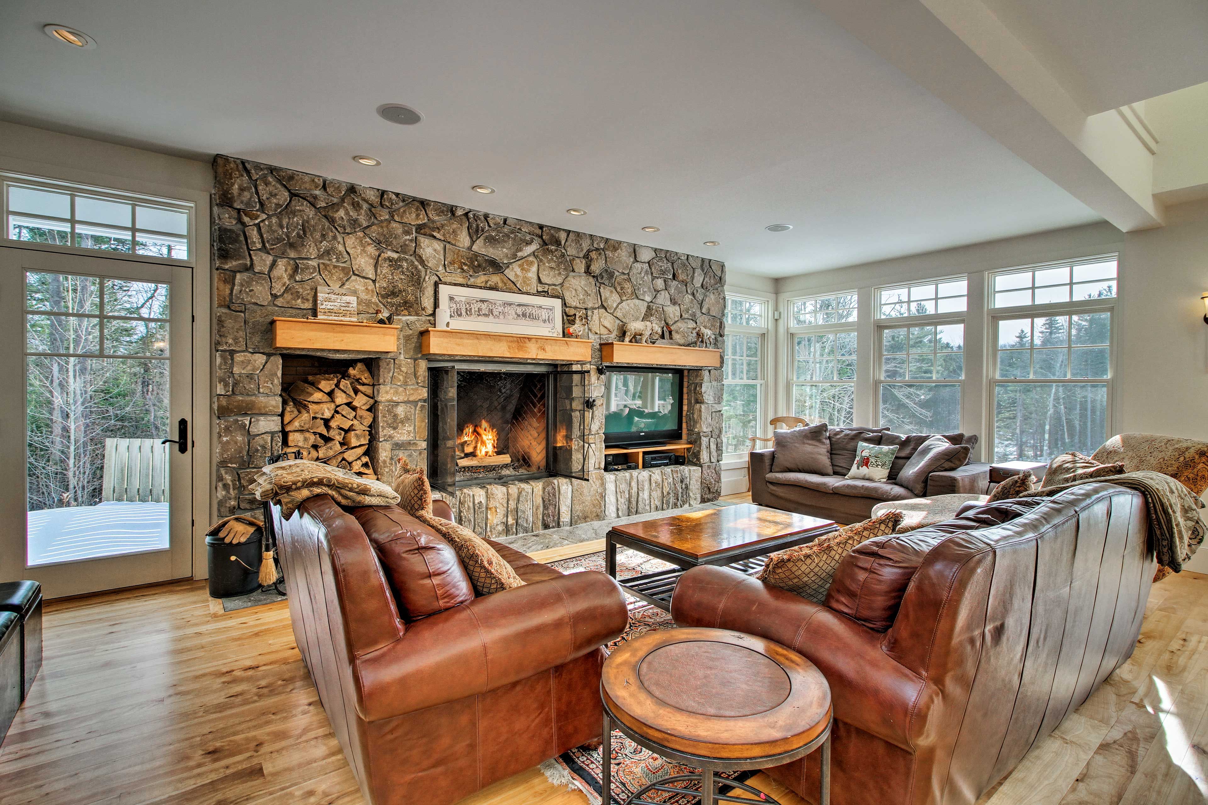 Living Room | Fireplace | Free WiFi