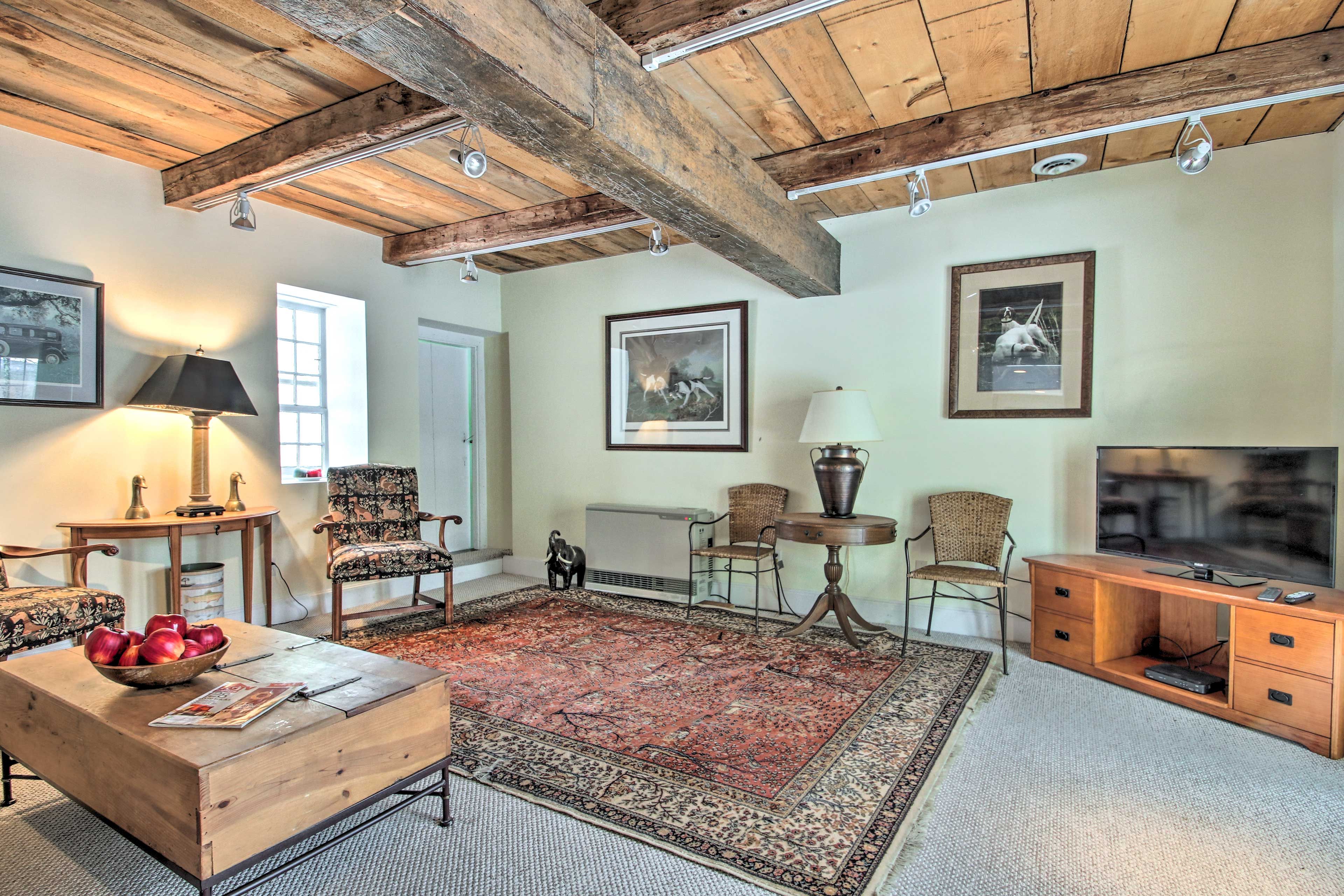 Living Room | Free WiFi | Central A/C & Heating | Smart TV