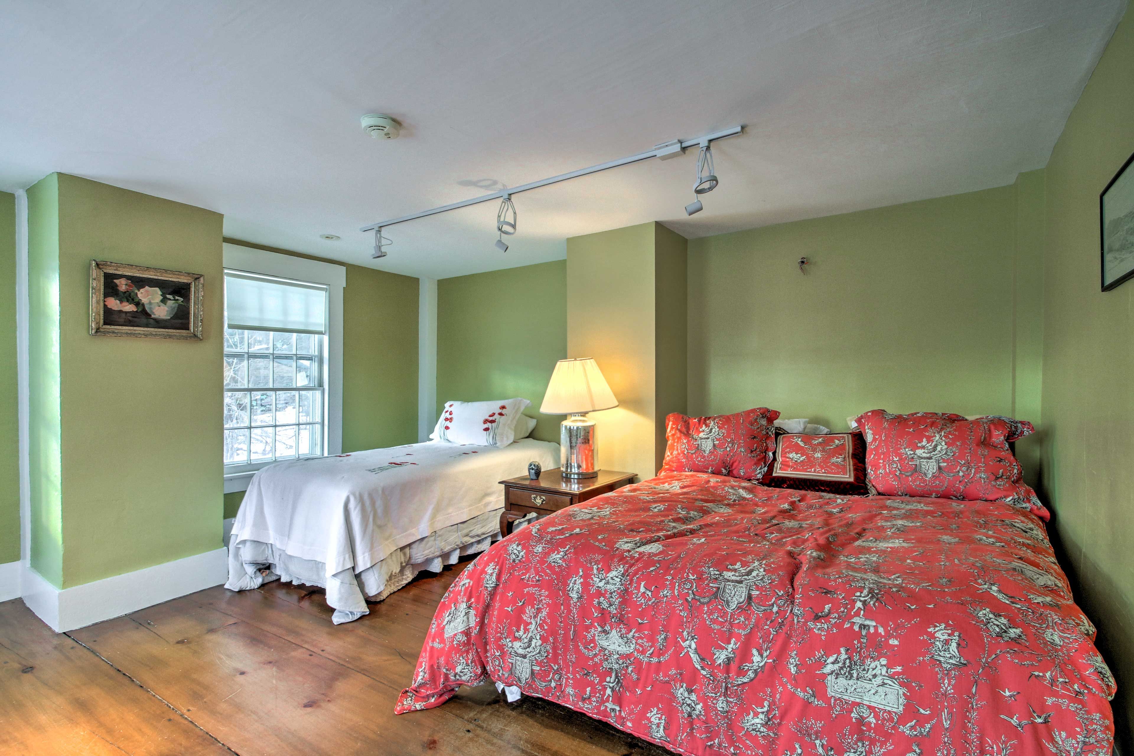 Bedroom 2 | Queen Bed | Twin Bed
