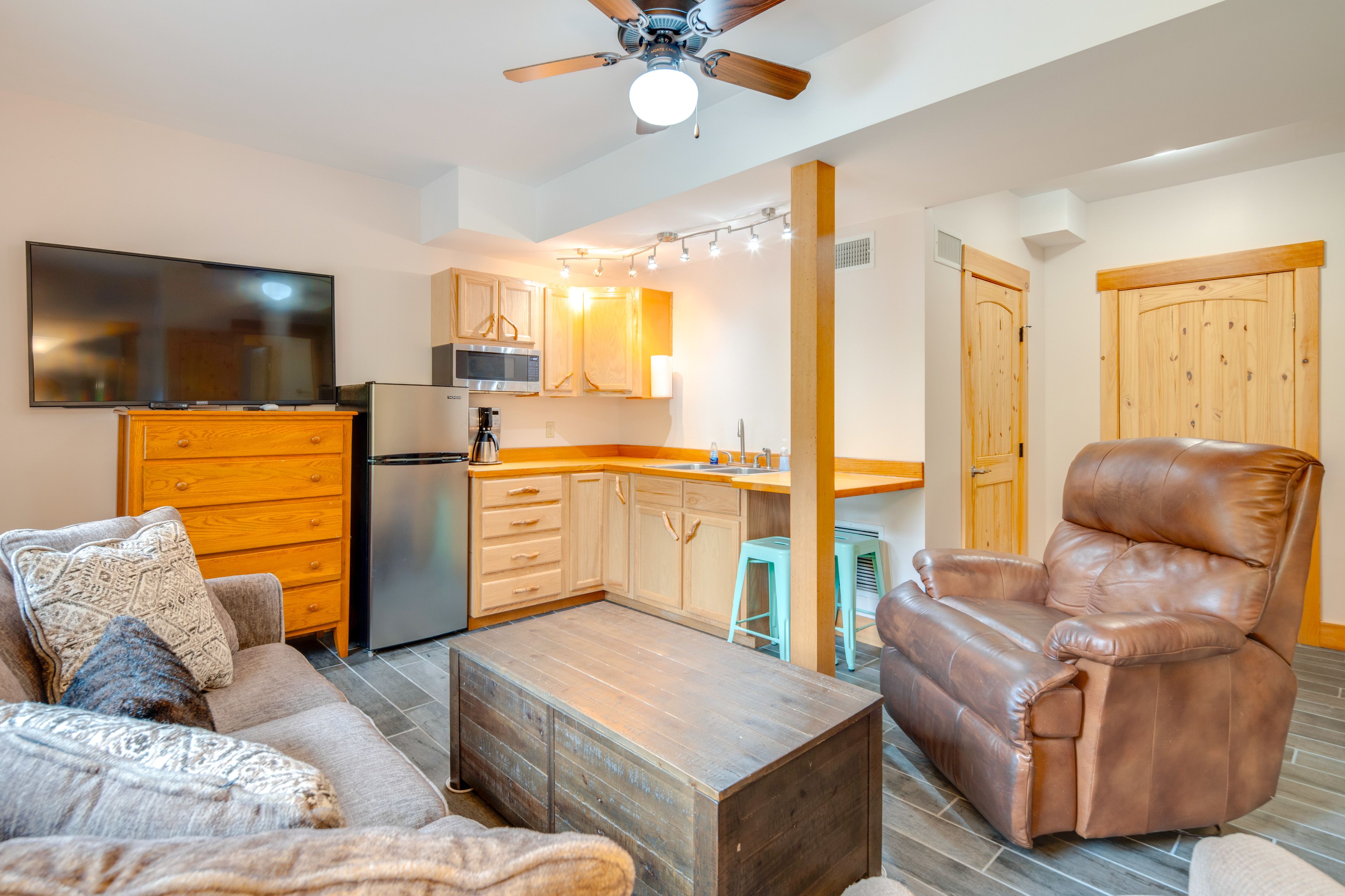 Lower Level | Living Area | Kitchenette | Queen Sleeper Sofa