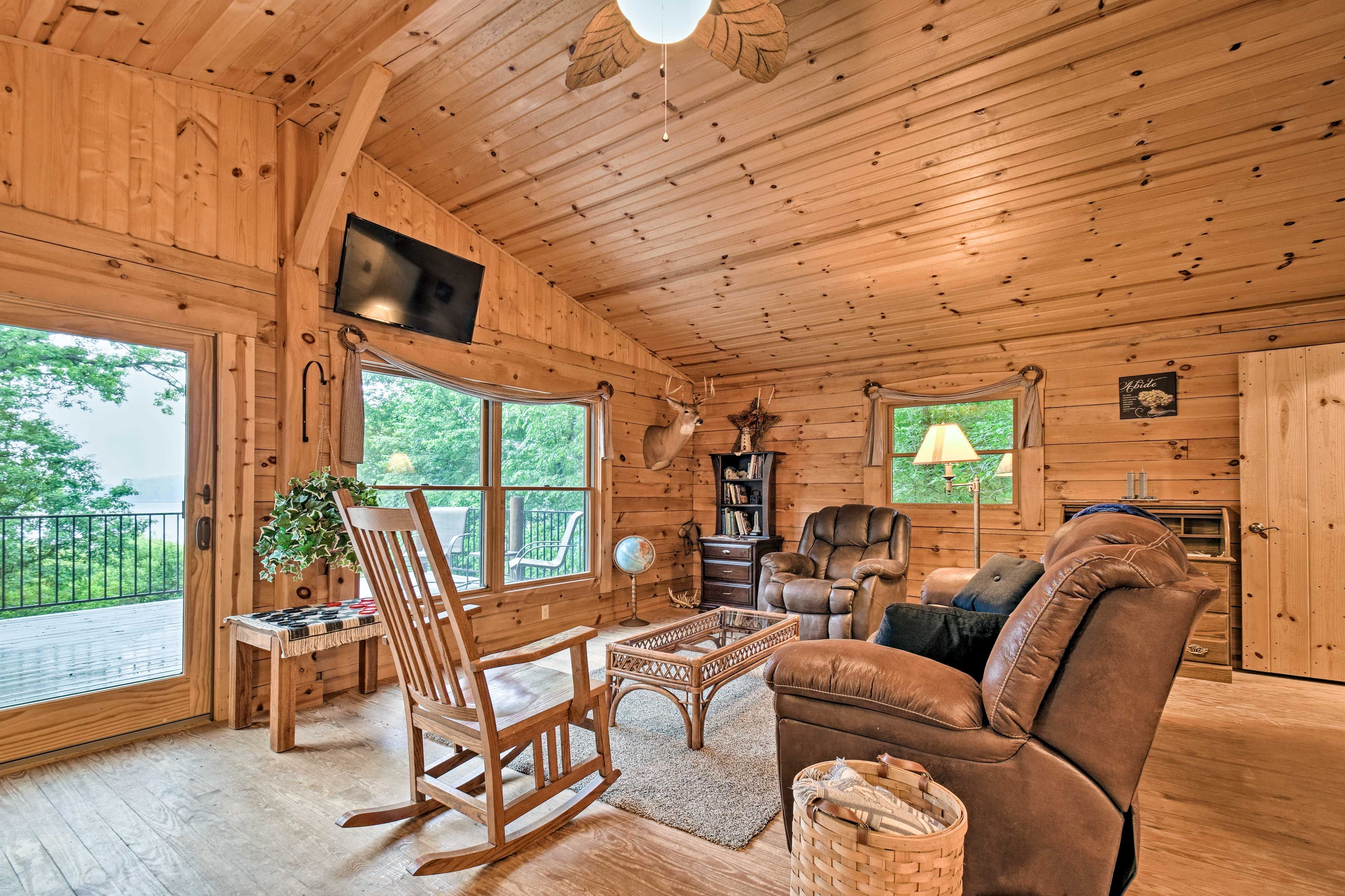 Living Room | Free WiFi | Central A/C & Heating | Smart TV