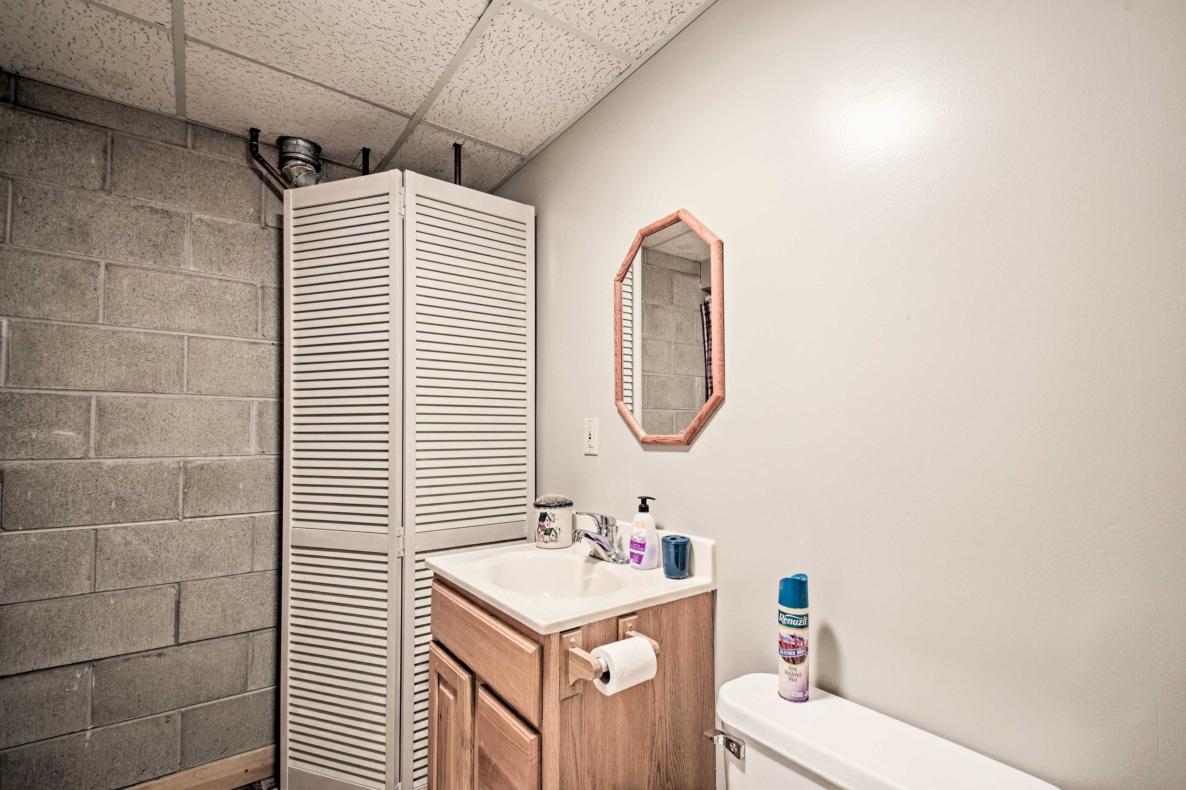 Half Bathroom | Towels Provided