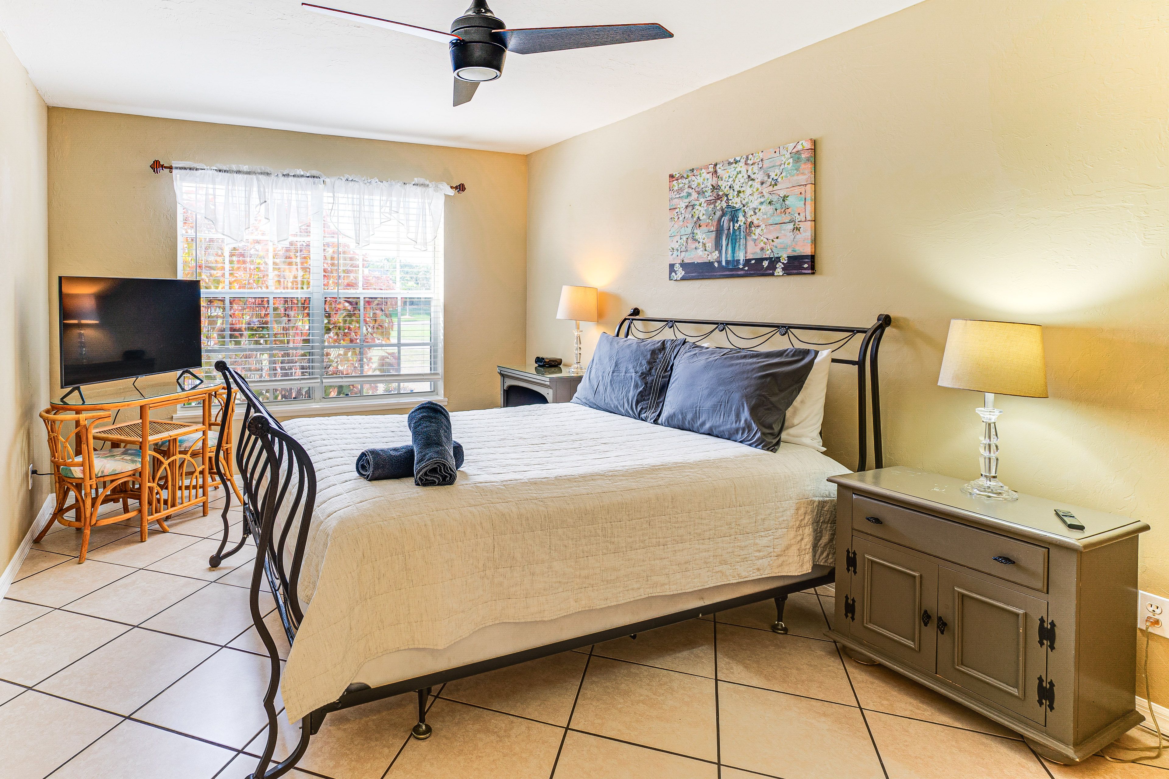 Bedroom 1 | Queen Bed | Linens Provided