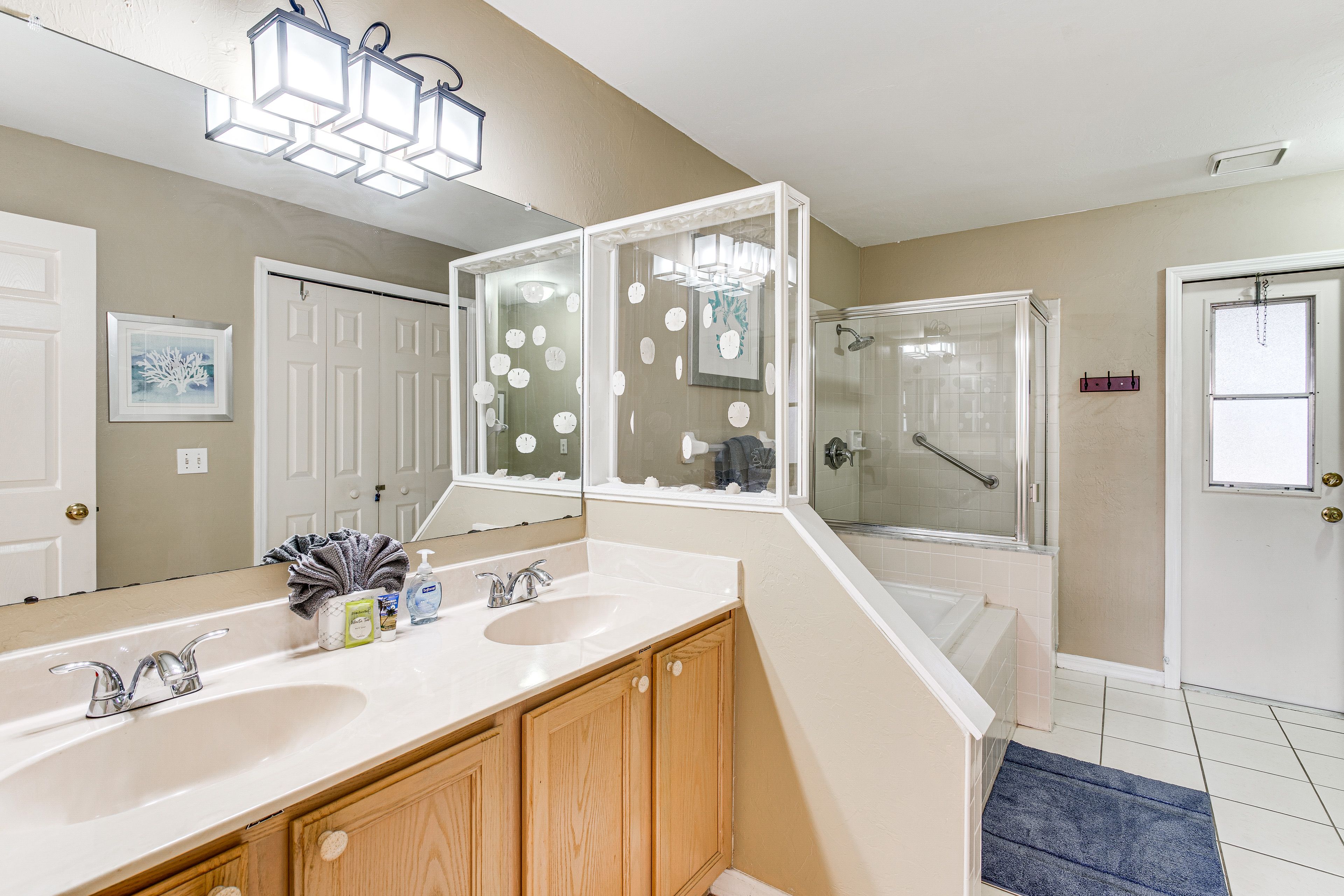 En-Suite Bathroom | Towels Provided