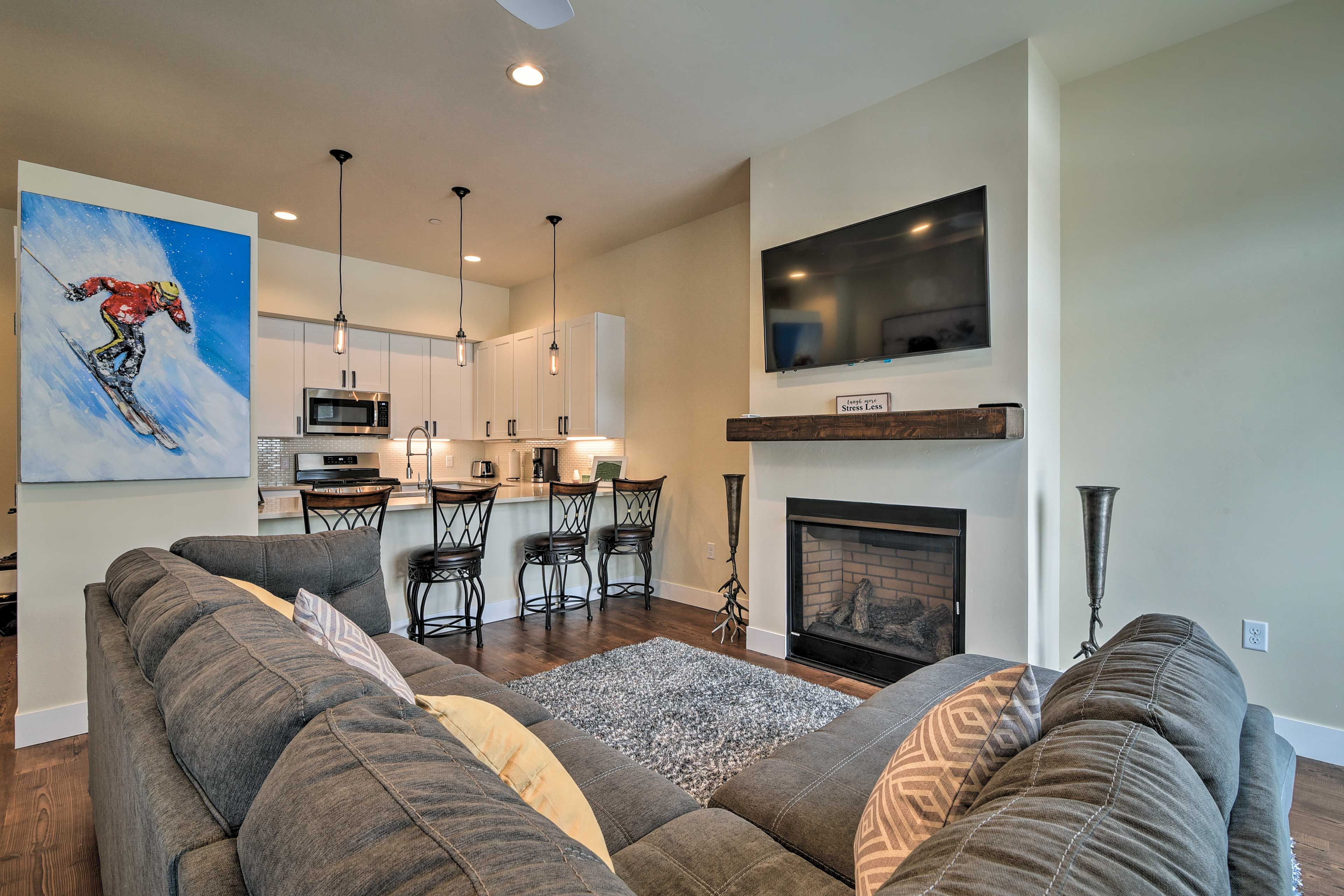 Living Room | Queen Sleeper Sofa | Free WiFi | Cable TV | Central Heat