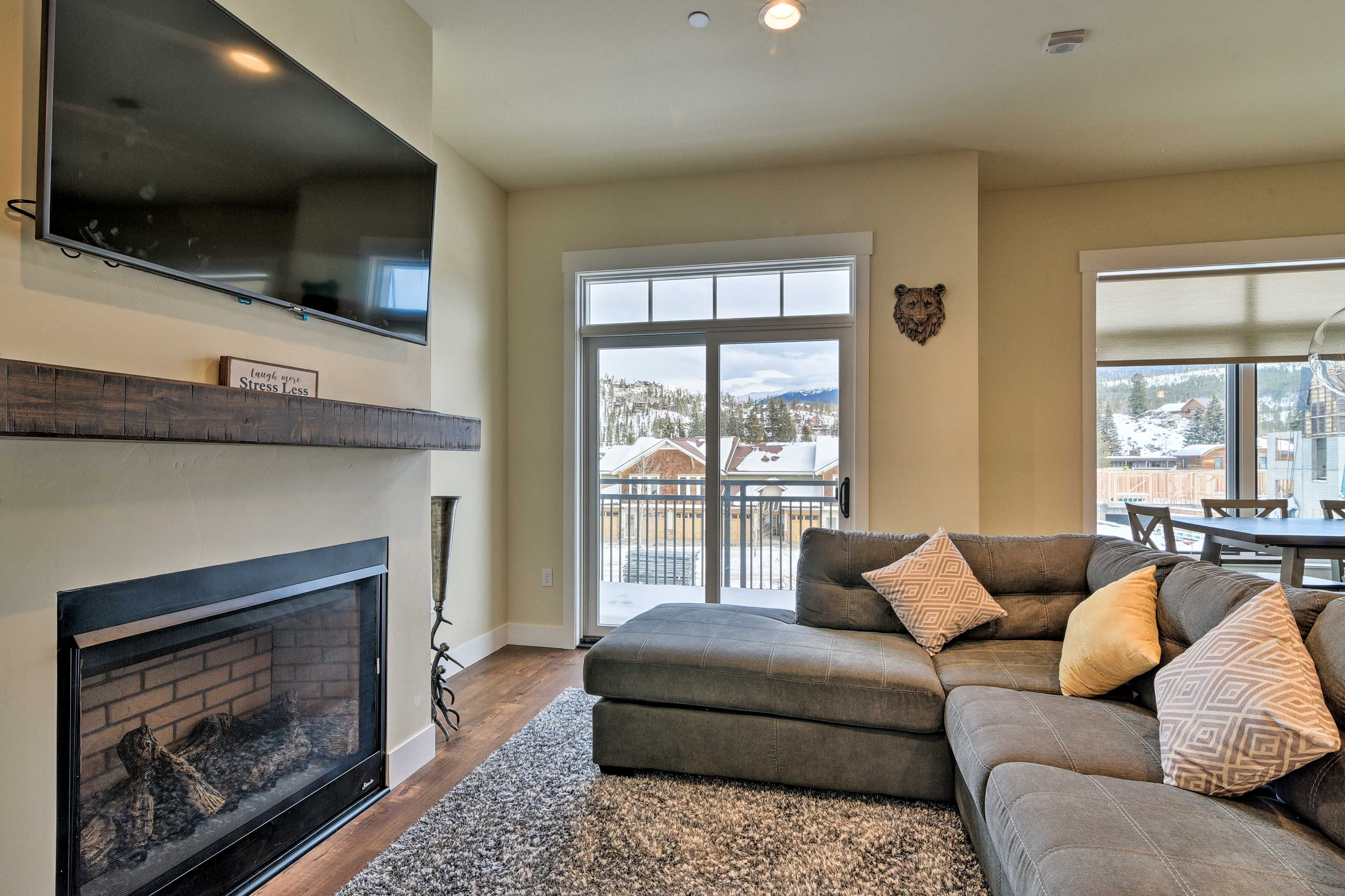Living Room | Gas Fireplace