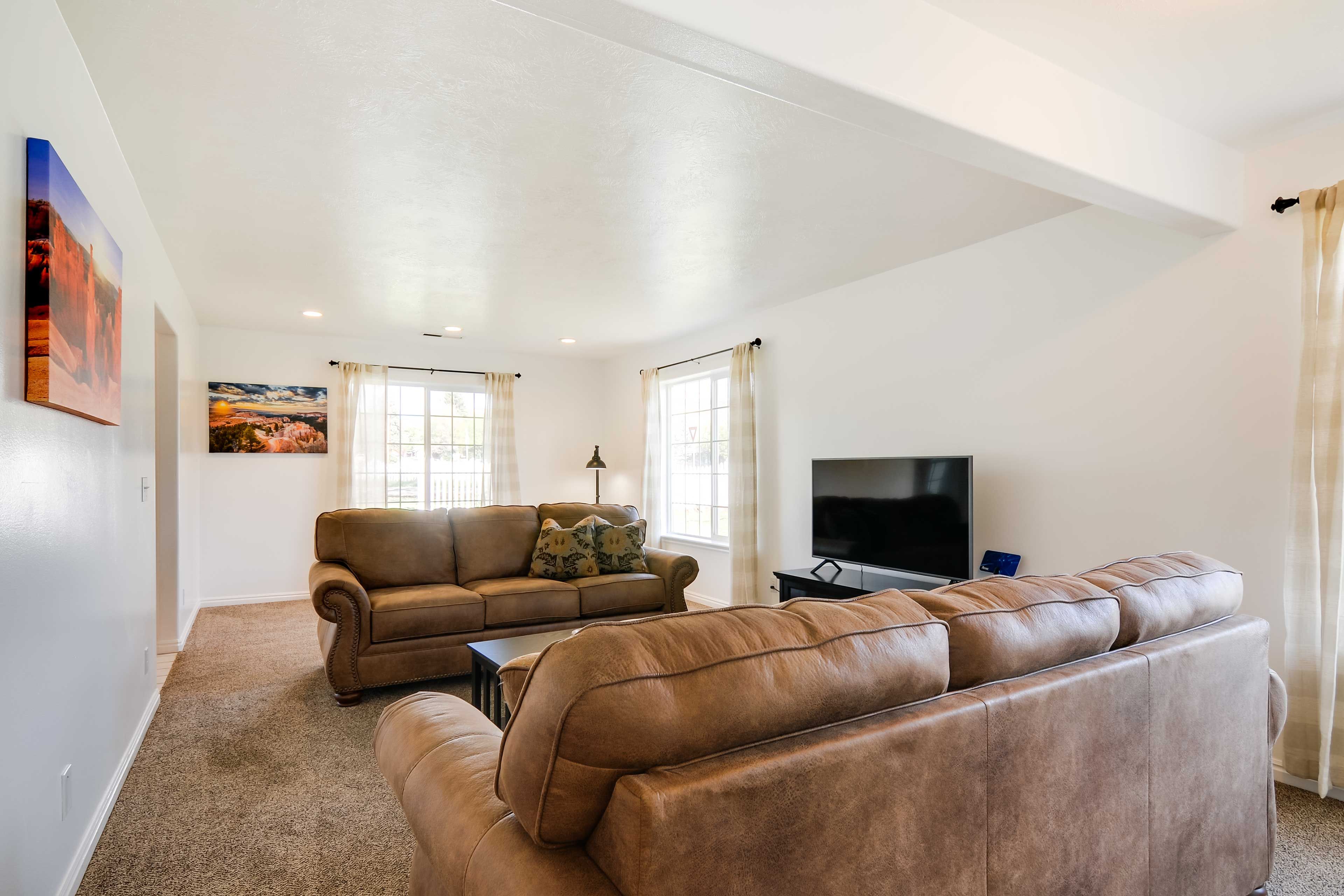 Living Room | Free WiFi | Smart TV | Central A/C & Heat
