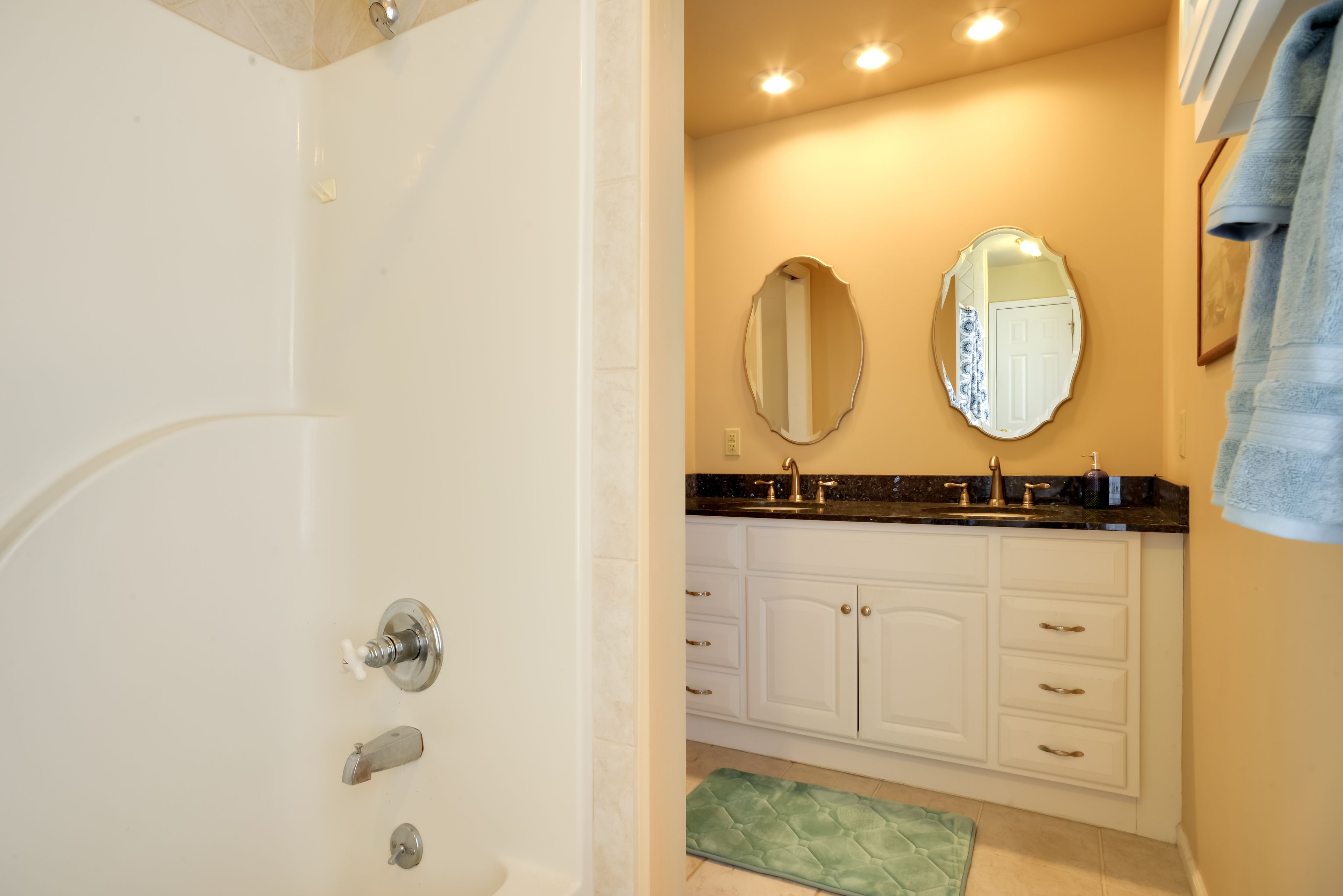 Full Bathroom | 2nd Floor | Complimentary Toiletries