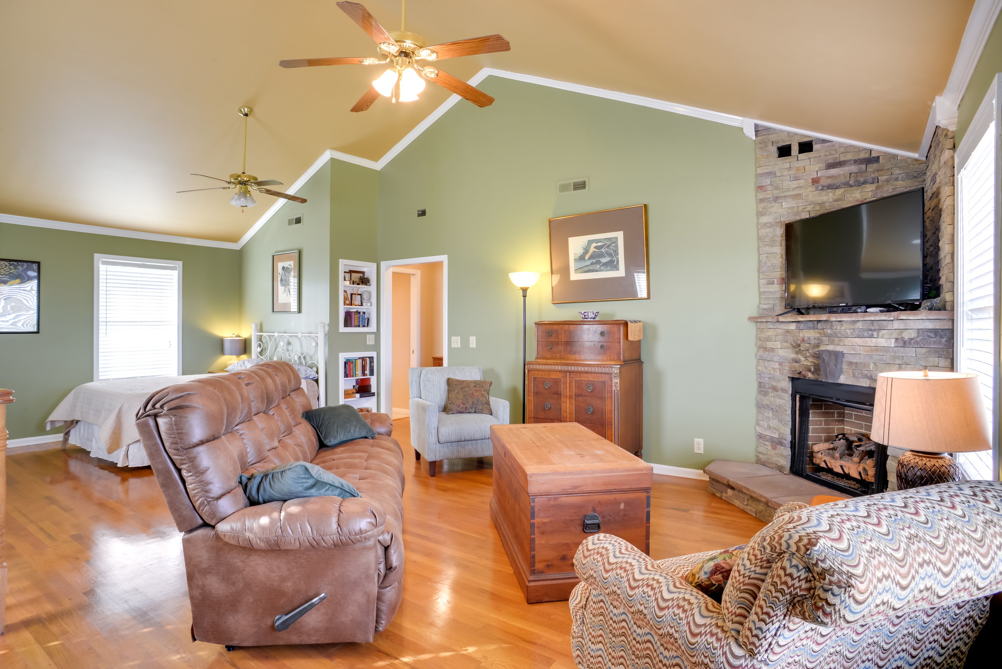 Den | Queen Bed | 2nd Floor | Gas Fireplace