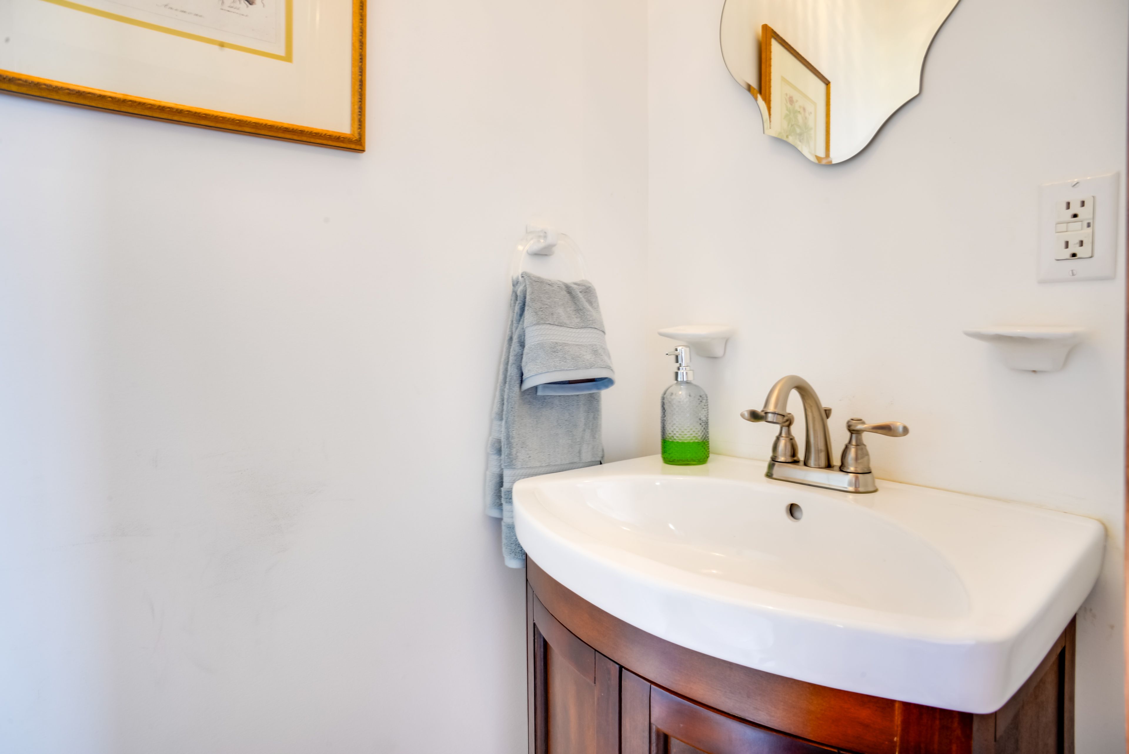 Half Bathroom | 1st Floor | Towels Provided