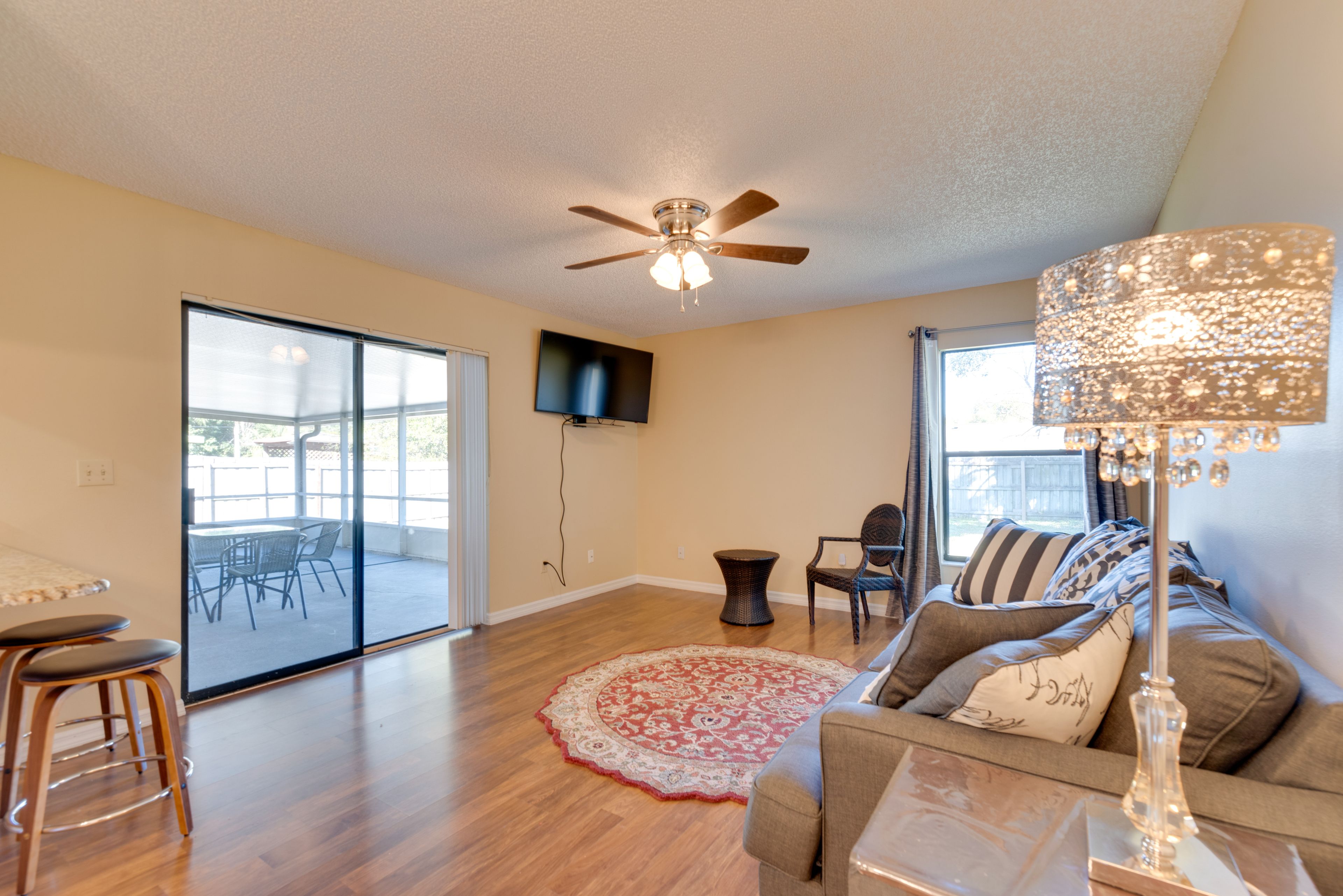 Living Room | Free WiFi | Cable TV | Central A/C & Heat