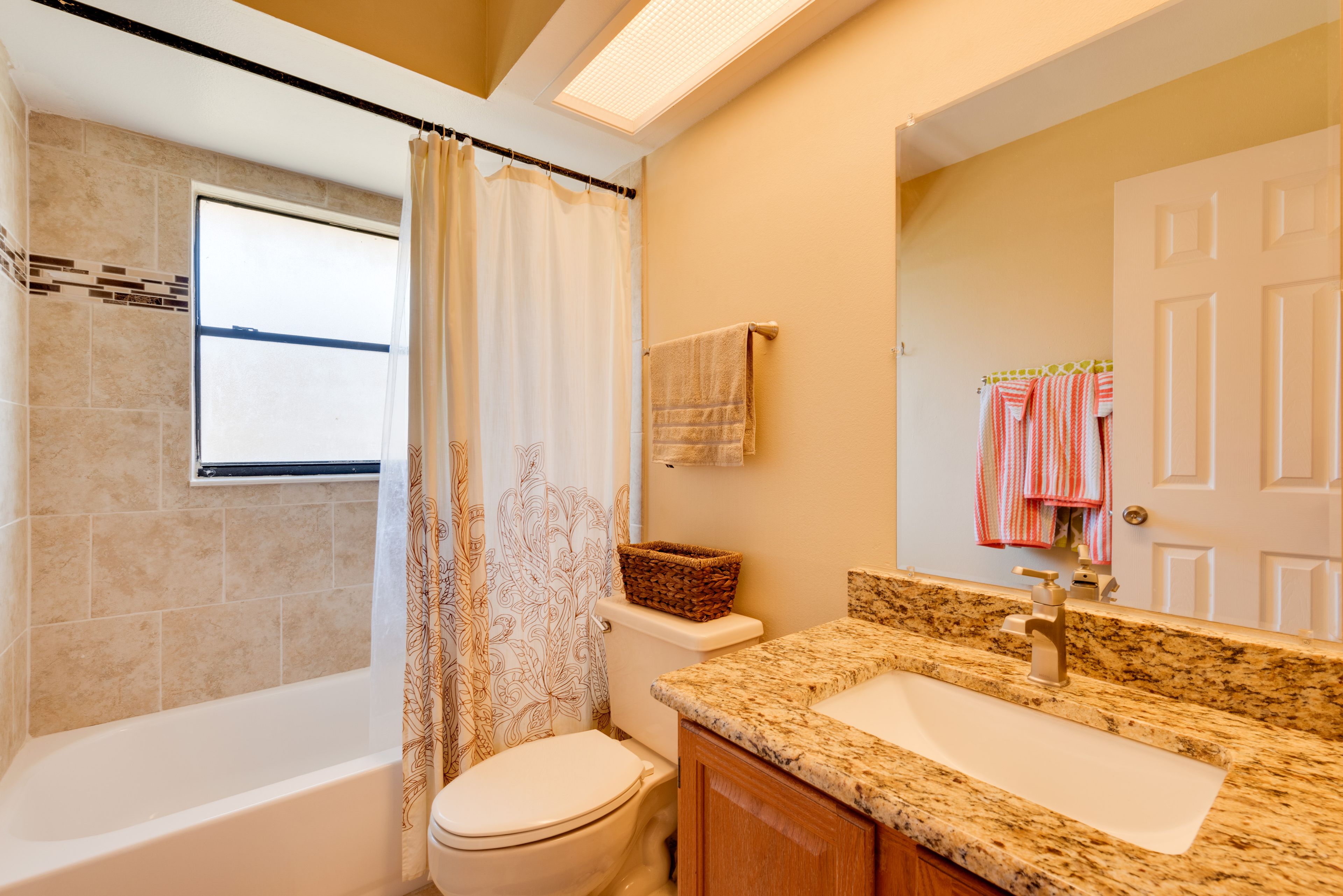 Full Bathroom | Towels Provided