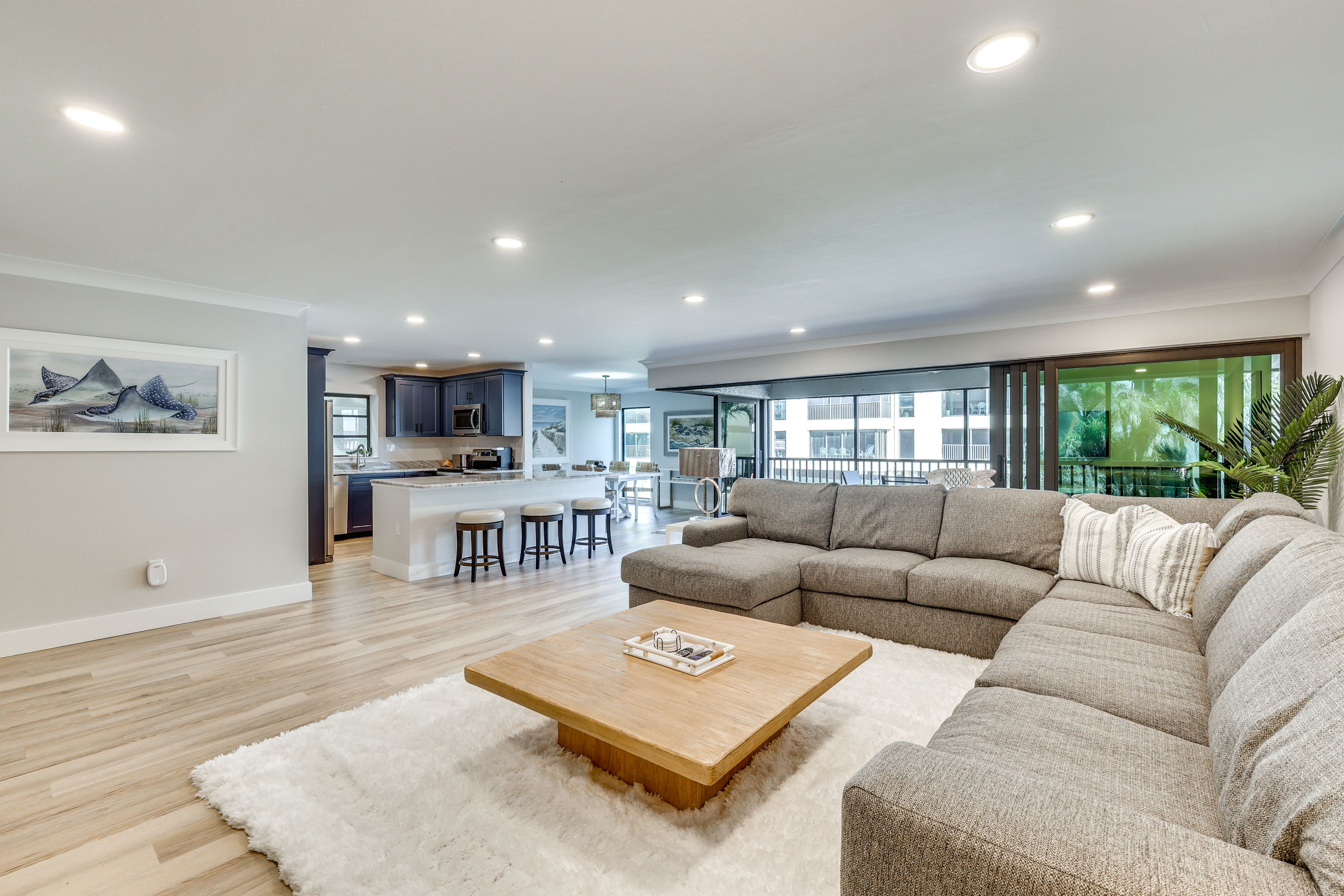 Living Room | Free WiFi | Cable TV | Central A/C & Heat